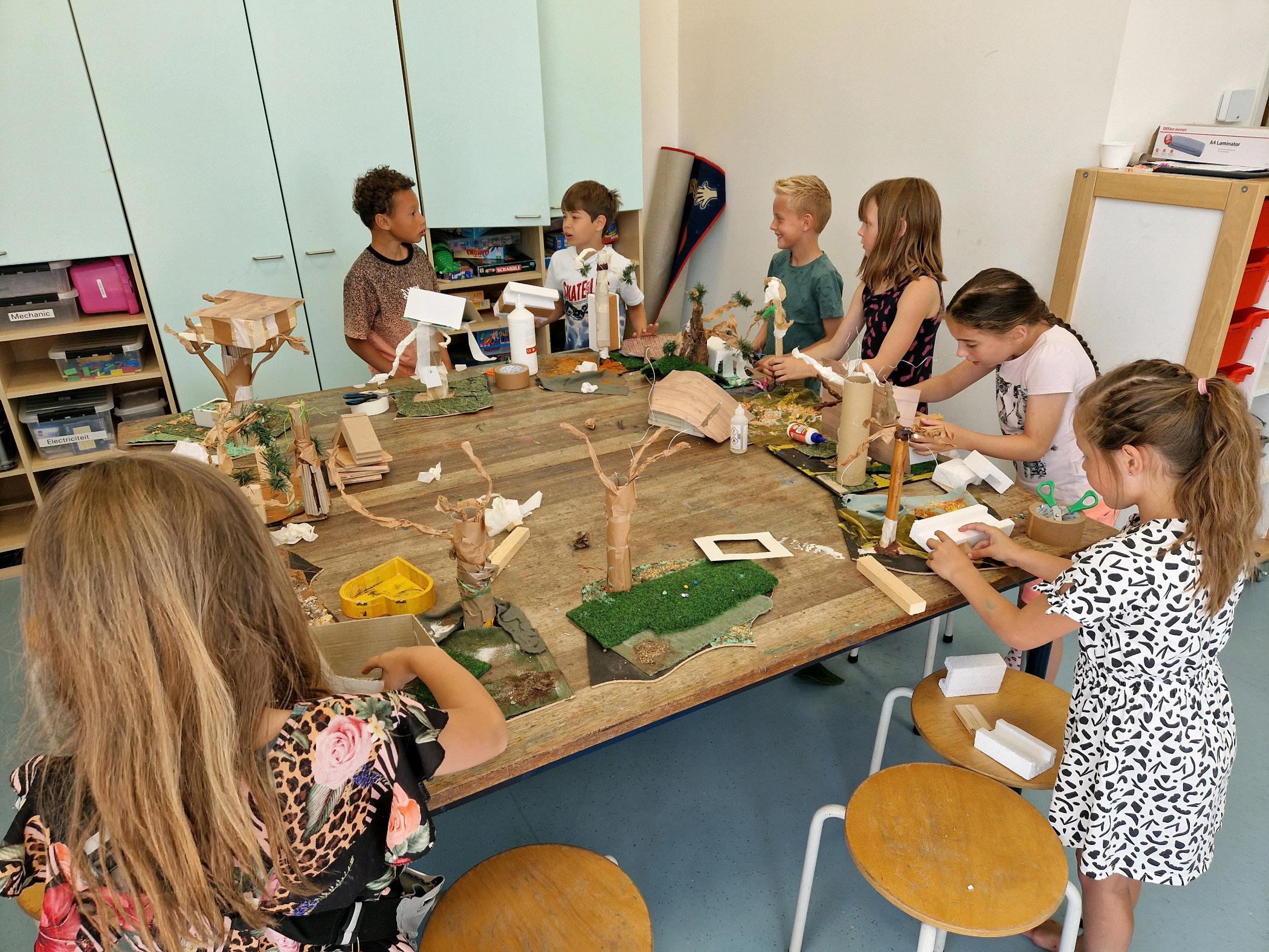 Leerlingen van Basisschool Het Kompas in Leusden zijn bezig met een creatief project aan een tafel. Leerlingen van Basisschool Het Kompas in Leusden zijn bezig met een creatief project aan een tafel.