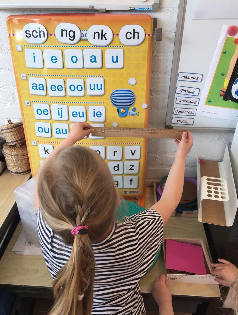 Leerlingen van Basisschool Het Kompas in Leusden zijn bezig met een letterleeractiviteit. Leerlingen van Basisschool Het Kompas in Leusden zijn bezig met een letterleeractiviteit.