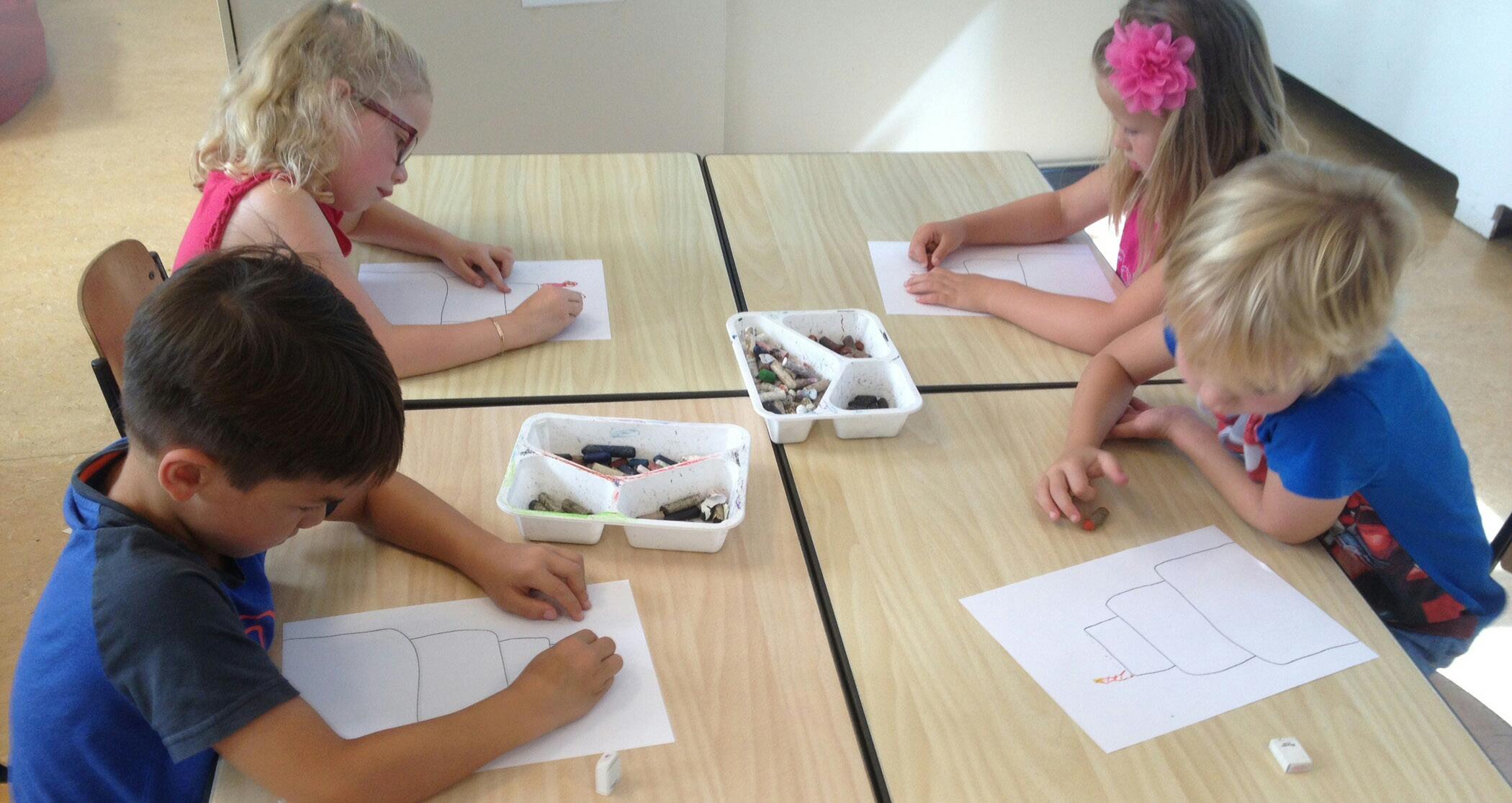 Leerlingen van Basisschool Het Kompas in Leusden zijn creatief bezig met tekenen aan een tafel. Leerlingen van Basisschool Het Kompas in Leusden zijn creatief bezig met tekenen aan een tafel.