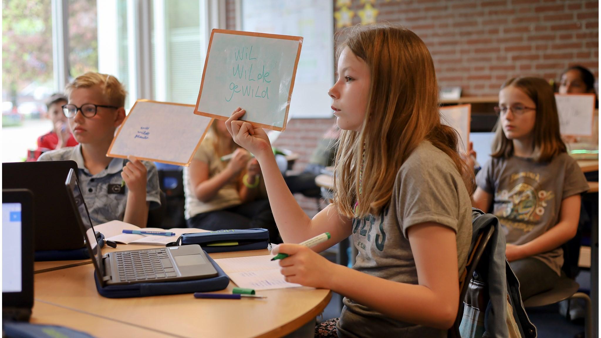 Leerlingen van Basisschool Het Palet in Haaksbergen nemen deel aan een interactieve les. Leerlingen van Basisschool Het Palet in Haaksbergen nemen deel aan een interactieve les.