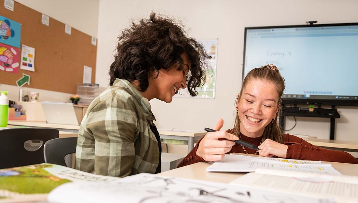 Leerlingen van Basisschool Het Palet in Hapert werken samen en lachen in de klas. Leerlingen van Basisschool Het Palet in Hapert werken samen en lachen in de klas.