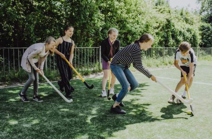 Leerlingen van Basisschool het Startblok in Achterveld spelen hockey op het schoolplein. Leerlingen van Basisschool het Startblok in Achterveld spelen hockey op het schoolplein.