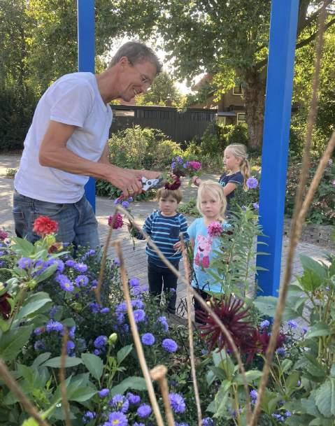 Leerlingen van Basisschool het Startblok in Achterveld (Utrecht) helpen bij het verzorgen van de bloementuin op het schoolplein. Leerlingen van Basisschool het Startblok in Achterveld (Utrecht) helpen bij het verzorgen van de bloementuin op het schoolplein.