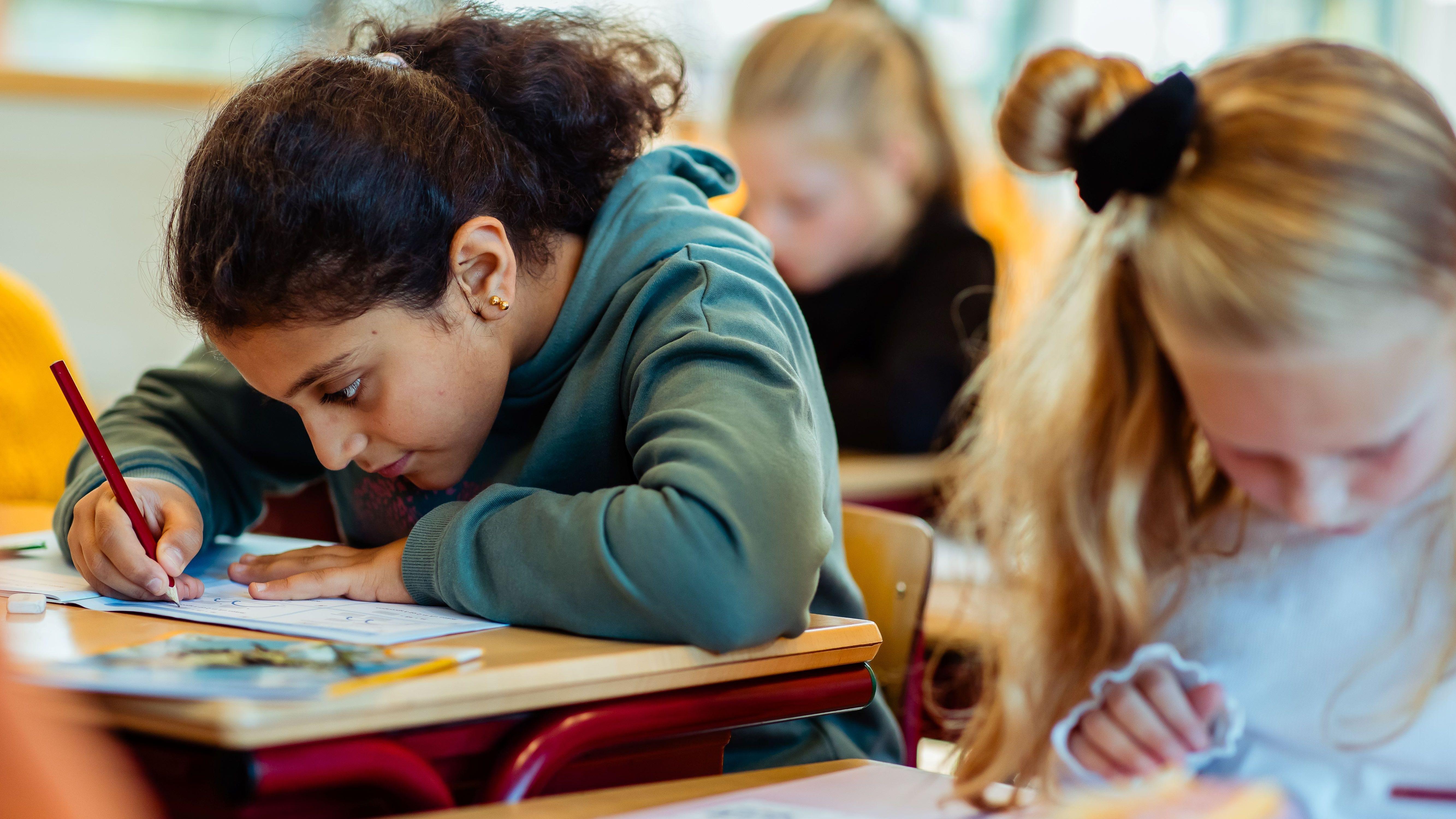 Leerlingen van Basisschool Het Tweespan in Giessenburg zijn geconcentreerd aan het werk in de klas. Leerlingen van Basisschool Het Tweespan in Giessenburg zijn geconcentreerd aan het werk in de klas.