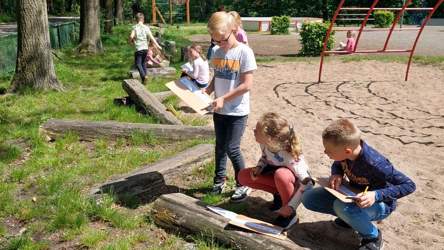 Leerlingen van Basisschool Honesch in Haaksbergen ontdekken en registreren activiteiten op het schoolplein. Leerlingen van Basisschool Honesch in Haaksbergen ontdekken en registreren activiteiten op het schoolplein.