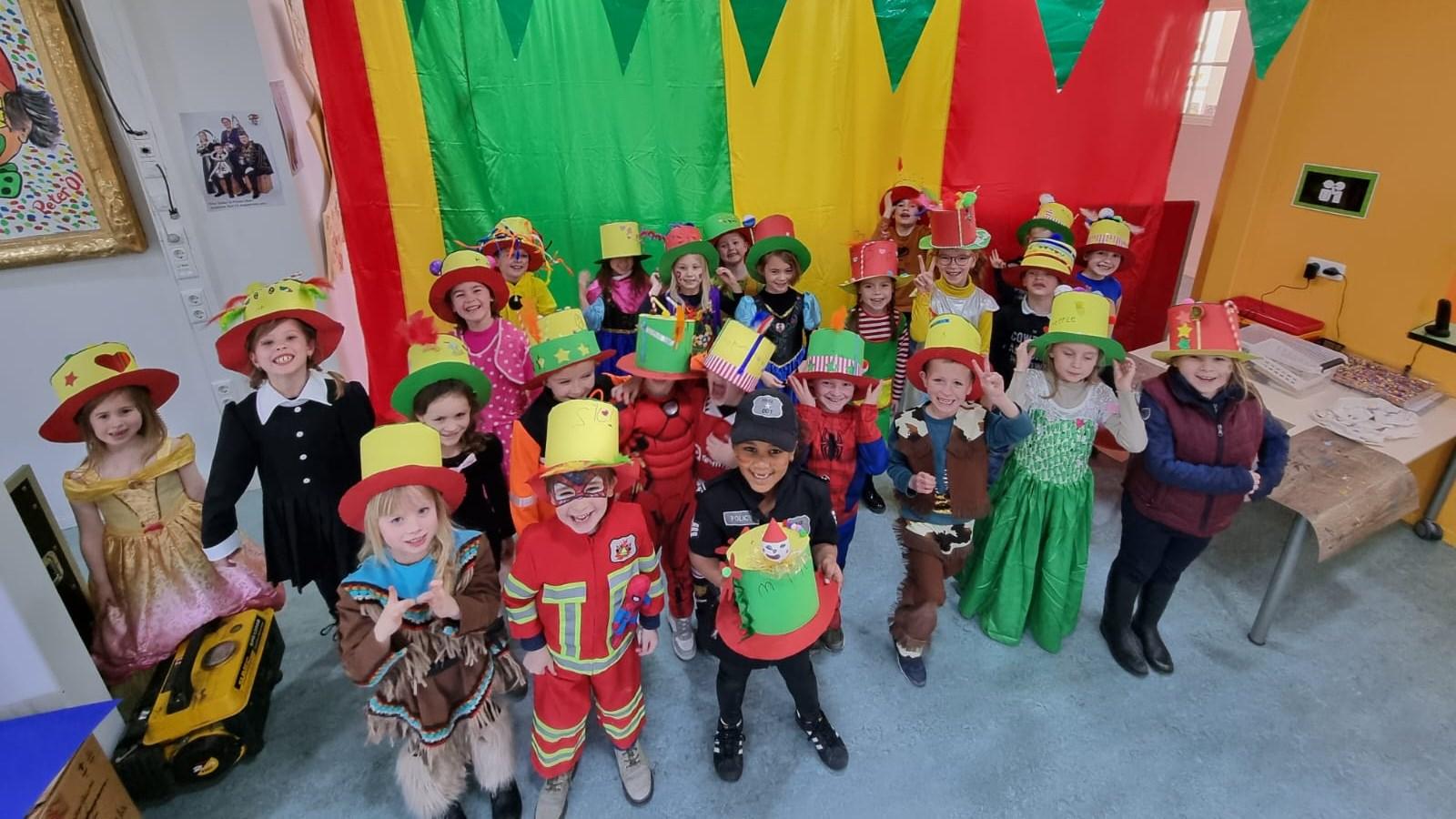 Leerlingen van Basisschool Hulsberg in Hulsberg verkleed voor een feest met kleurrijke hoeden en kostuums. Leerlingen van Basisschool Hulsberg in Hulsberg verkleed voor een feest met kleurrijke hoeden en kostuums.