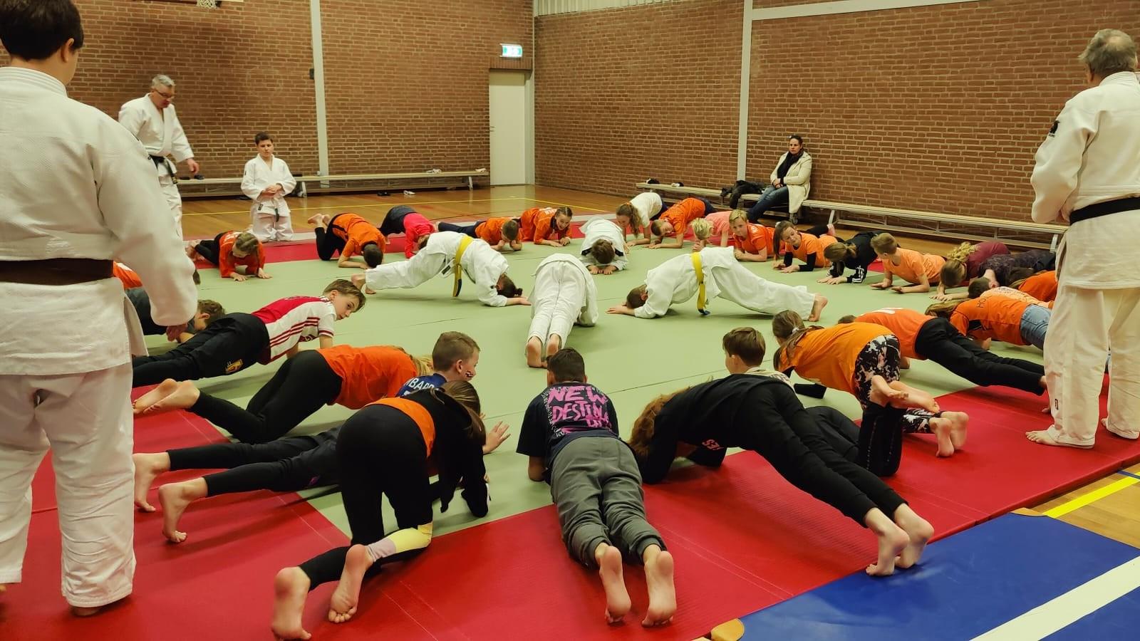 Leerlingen van Basisschool Hulsberg zijn bezig met een judoworkshop in de gymzaal. Leerlingen van Basisschool Hulsberg zijn bezig met een judoworkshop in de gymzaal.