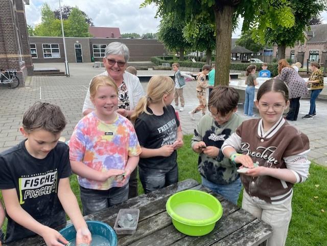 Leerlingen van Basisschool Lambertus in Swalmen zijn actief bezig met een creatieve activiteit op het schoolplein. Leerlingen van Basisschool Lambertus in Swalmen zijn actief bezig met een creatieve activiteit op het schoolplein.