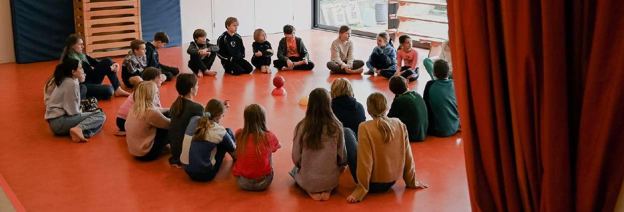 Leerlingen van Basisschool M Wiegman in Bergen (Noord-Holland) deelnemen aan een activiteit in de klas. Leerlingen van Basisschool M Wiegman in Bergen (Noord-Holland) deelnemen aan een activiteit in de klas.