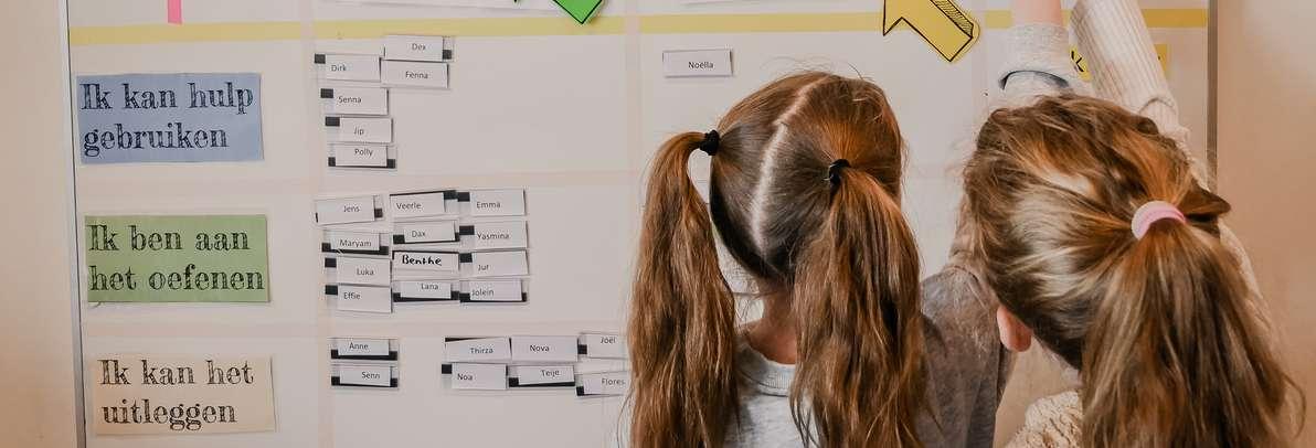 Leerlingen van Basisschool M Wiegman in Bergen (Noord-Holland) gebruiken een bord om hun vaardigheden en oefenactiviteiten te visualiseren. Leerlingen van Basisschool M Wiegman in Bergen (Noord-Holland) gebruiken een bord om hun vaardigheden en oefenactiviteiten te visualiseren.