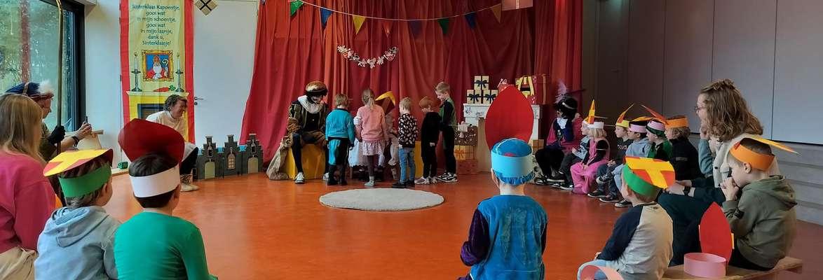 Leerlingen van Basisschool M Wiegman in Bergen (Noord-Holland) nemen deel aan een creatieve activiteit in de klas met kleurrijke hoedjes. Leerlingen van Basisschool M Wiegman in Bergen (Noord-Holland) nemen deel aan een creatieve activiteit in de klas met kleurrijke hoedjes.