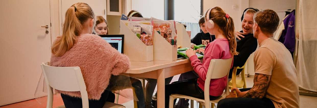 Leerlingen van Basisschool M Wiegman in Bergen (Noord-Holland) zijn aan het werk aan een creatieve groepsactiviteit rondom een tafel. Leerlingen van Basisschool M Wiegman in Bergen (Noord-Holland) zijn aan het werk aan een creatieve groepsactiviteit rondom een tafel.