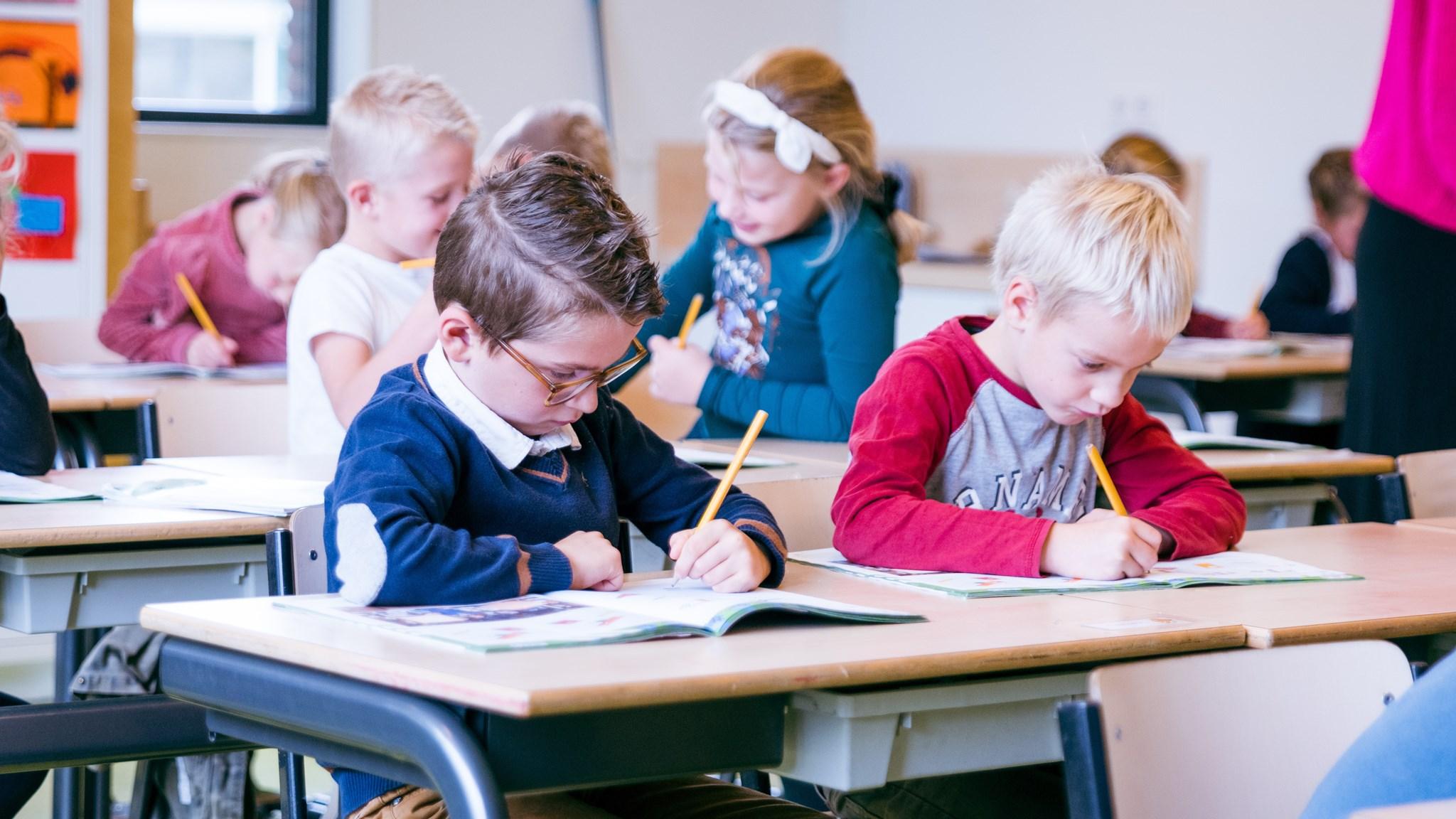 Leerlingen van Basisschool met de Bijbel Het Kompas in Montfoort zijn aan het schrijven in de klas. Leerlingen van Basisschool met de Bijbel Het Kompas in Montfoort zijn aan het schrijven in de klas.