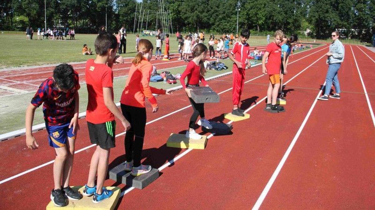 Leerlingen van Basisschool Neel in Roermond nemen deel aan een sportieve activiteit op het schoolplein. Leerlingen van Basisschool Neel in Roermond nemen deel aan een sportieve activiteit op het schoolplein.