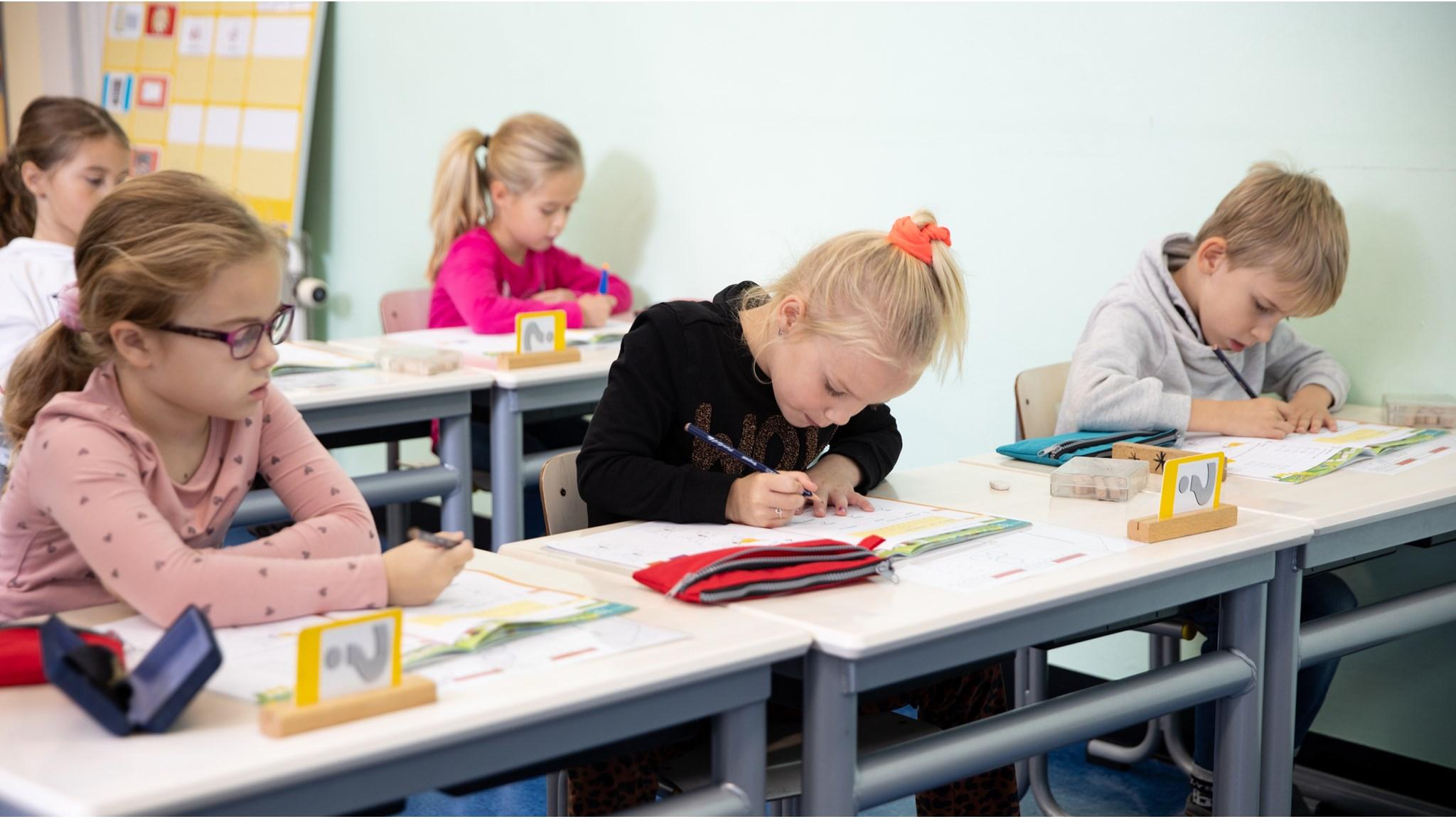 Leerlingen van basisschool Ollie B Bommel in Den Bommel zijn bezig met hun schoolwerk in de klas. Leerlingen van basisschool Ollie B Bommel in Den Bommel zijn bezig met hun schoolwerk in de klas.