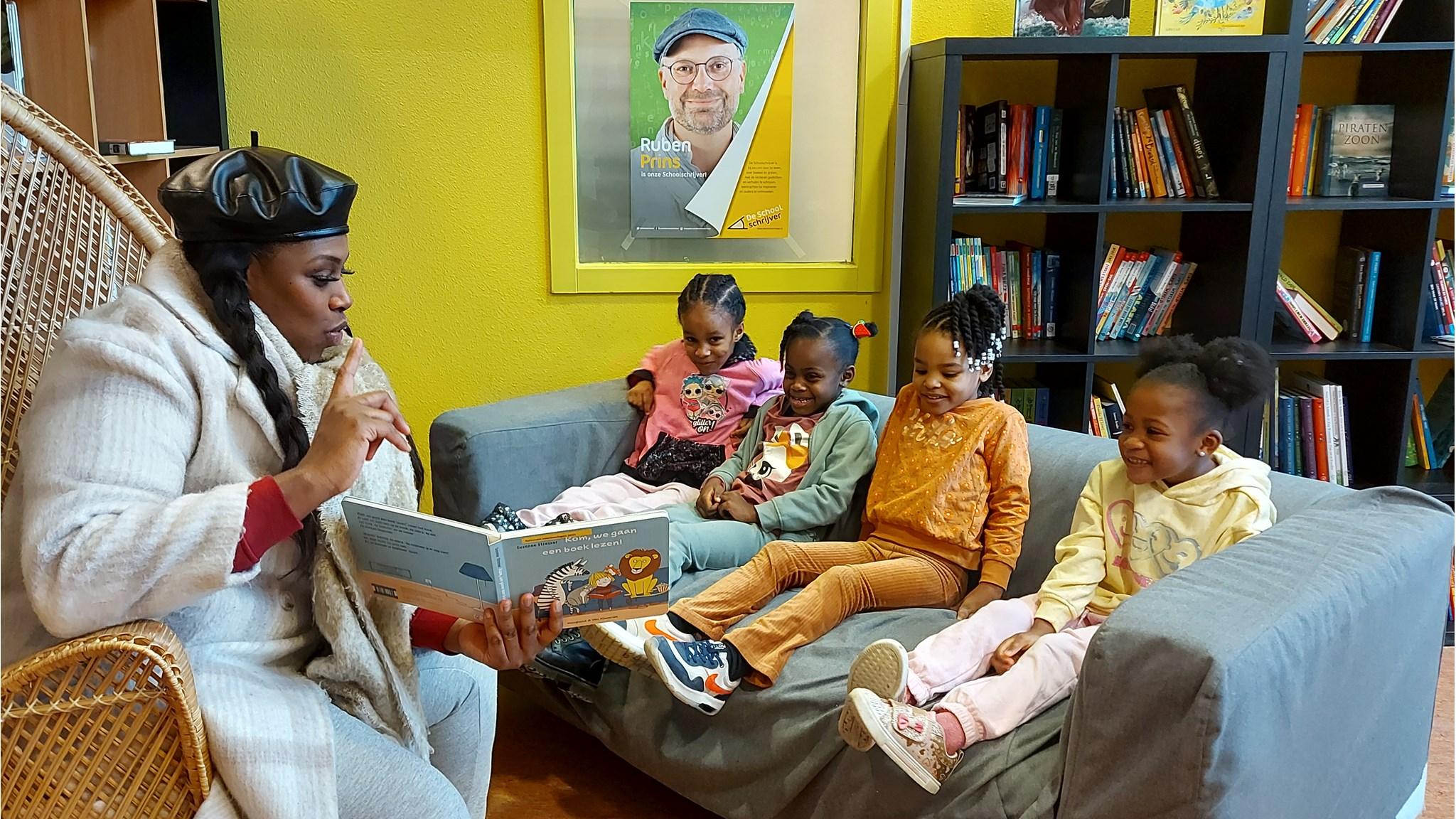 Leerlingen van basisschool Onze Wereld in Amsterdam genieten van een voorleesmoment op de bank. Leerlingen van basisschool Onze Wereld in Amsterdam genieten van een voorleesmoment op de bank.