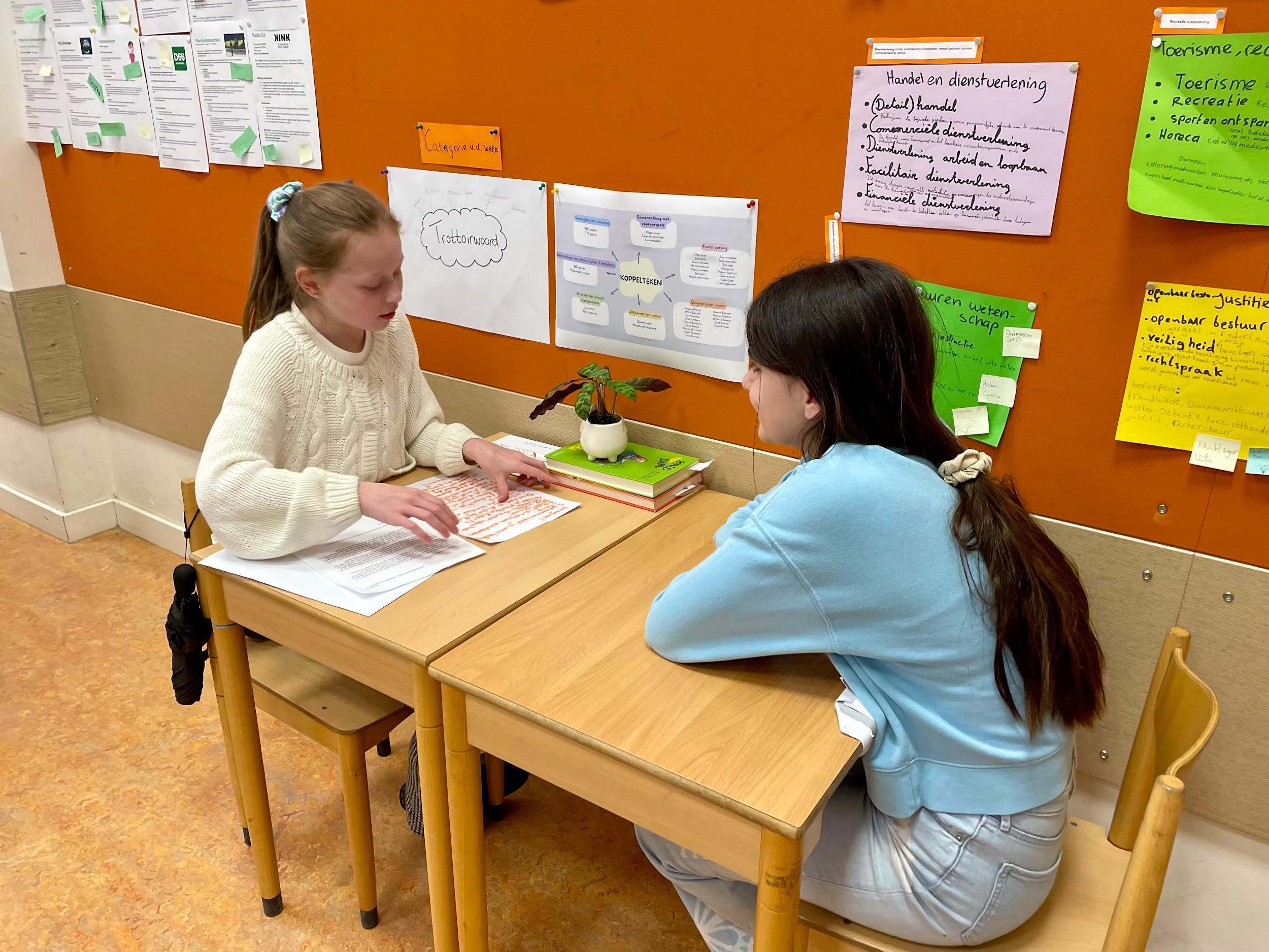 Leerlingen van Basisschool Oostelijke Eilanden in Amsterdam zijn bezig met een samenwerking in de klas. Leerlingen van Basisschool Oostelijke Eilanden in Amsterdam zijn bezig met een samenwerking in de klas.