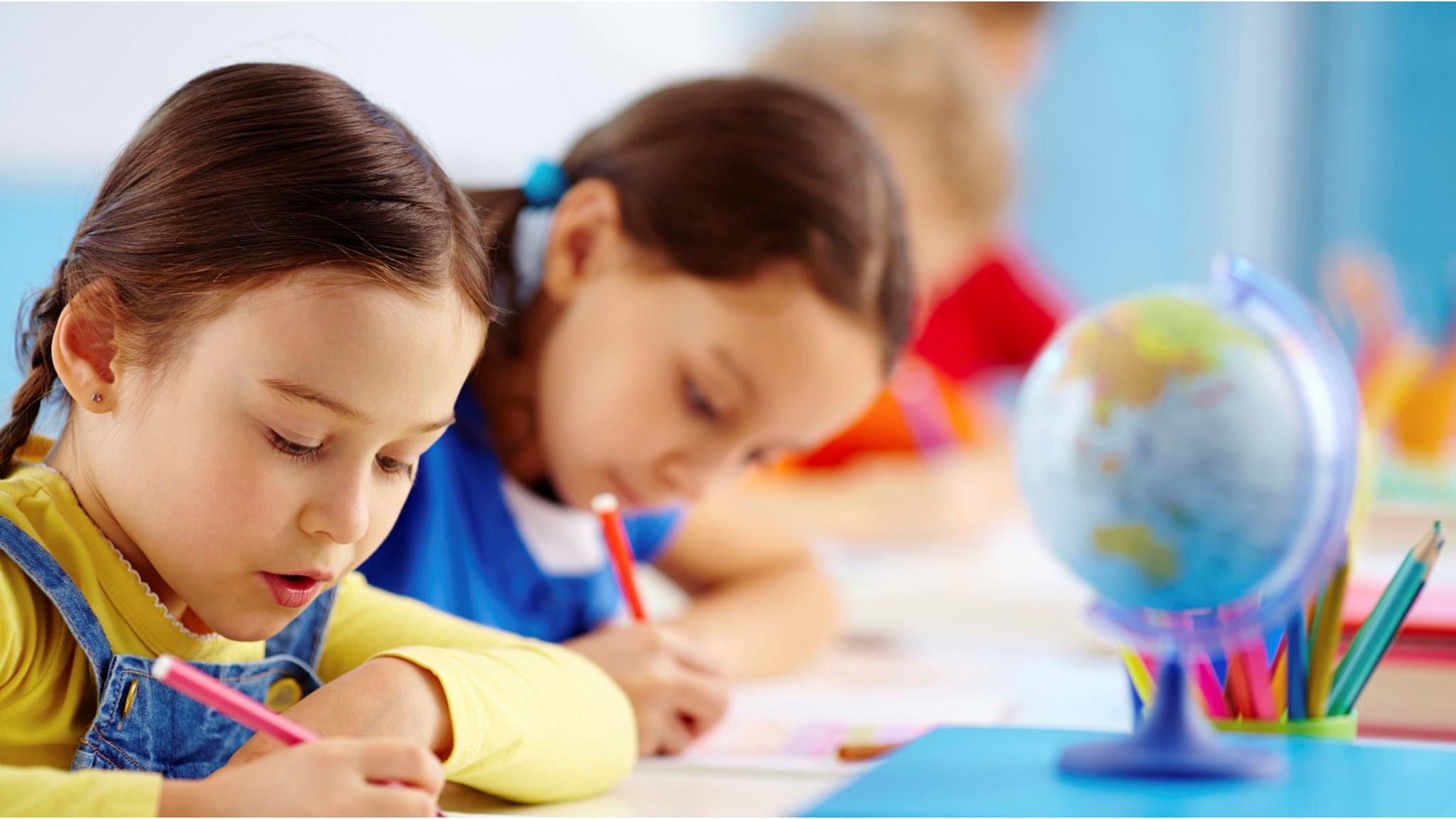 Leerlingen van Basisschool Paus Joannes XXIII in Hengelo zijn bezig met tekenen en schrijven in de klas. Leerlingen van Basisschool Paus Joannes XXIII in Hengelo zijn bezig met tekenen en schrijven in de klas.