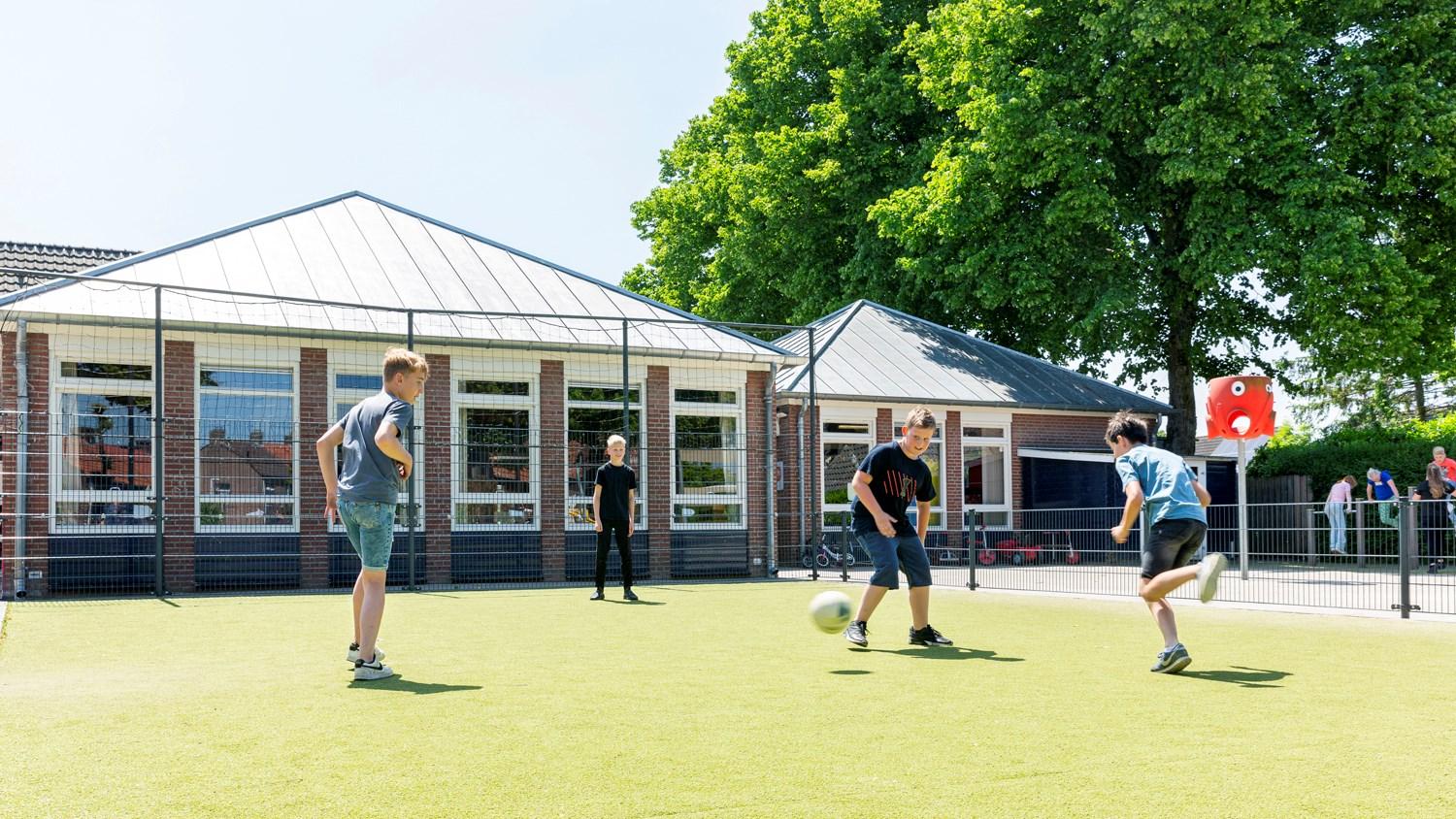 Leerlingen van Basisschool Sint Anna in Blitterswijck spelen op het schoolplein. Leerlingen van Basisschool Sint Anna in Blitterswijck spelen op het schoolplein.