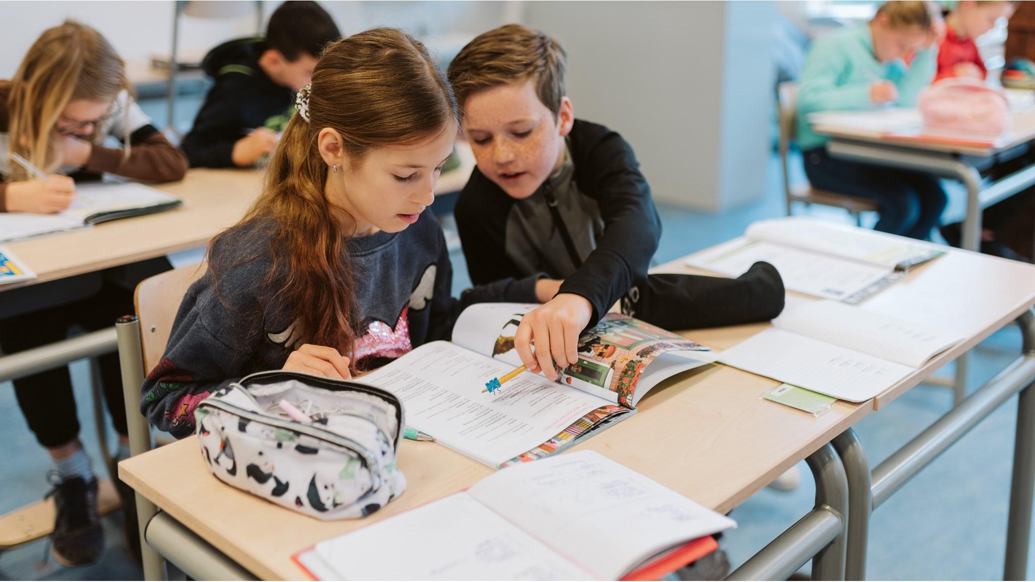 Leerlingen van Basisschool Sint Jozef in Lithoijen werken samen aan hun schoolwerk. Leerlingen van Basisschool Sint Jozef in Lithoijen werken samen aan hun schoolwerk.