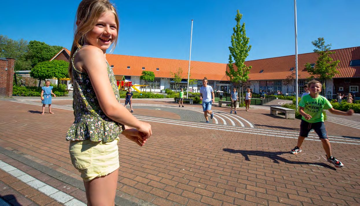 Leerlingen van Basisschool Sint Jozef in Schipluiden spelen op het schoolplein onder een heldere blauwe lucht. Leerlingen van Basisschool Sint Jozef in Schipluiden spelen op het schoolplein onder een heldere blauwe lucht.