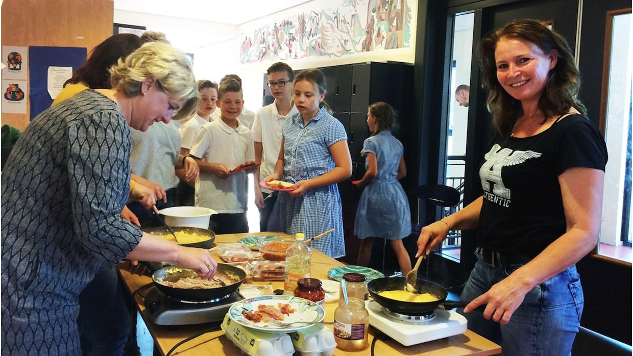 Leerlingen van basisschool Sint Michael in Harlingen bereiden samen een maaltijd. Leerlingen van basisschool Sint Michael in Harlingen bereiden samen een maaltijd.