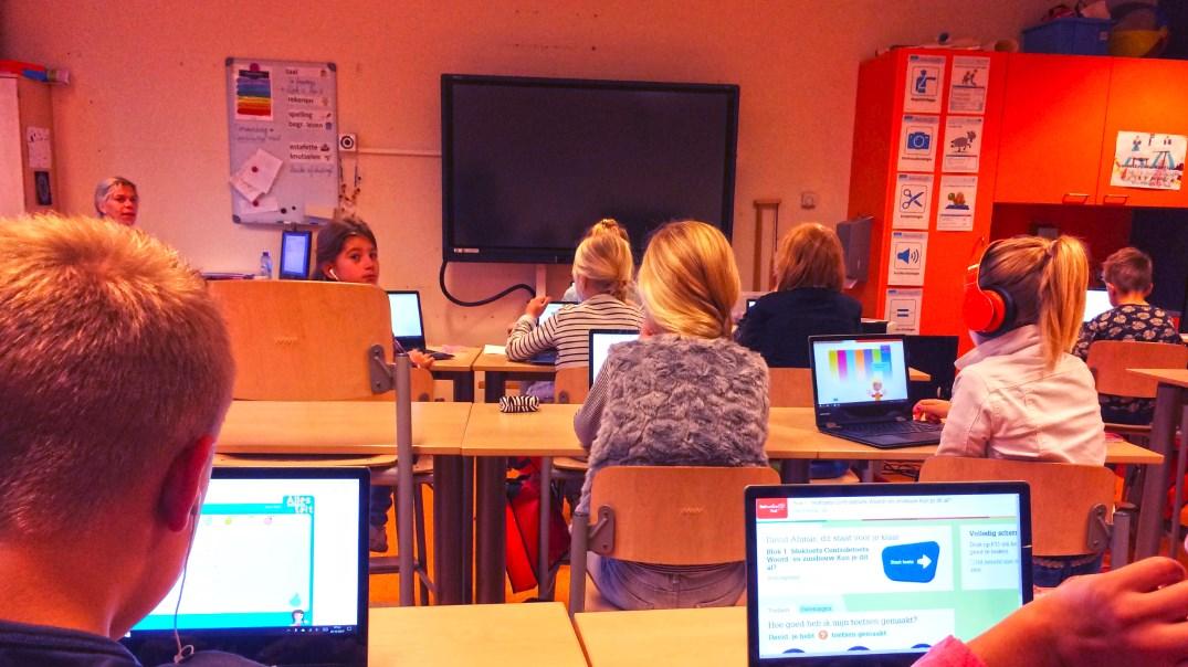 Leerlingen van basisschool Sint Michael in Harlingen volgen een les achter hun laptops. Leerlingen van basisschool Sint Michael in Harlingen volgen een les achter hun laptops.