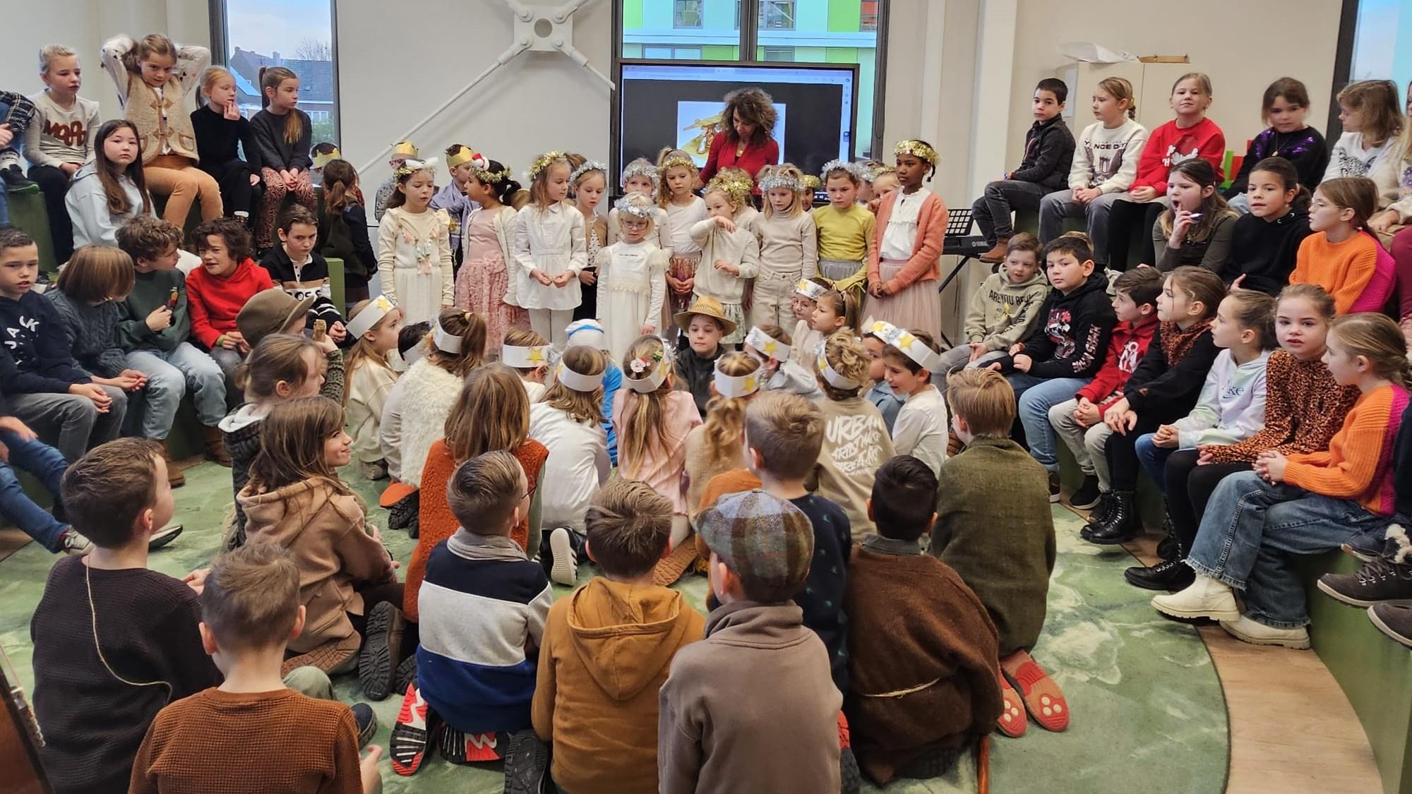 Leerlingen van Basisschool Sint Tarcisius in Heerlen tijdens een feestelijke bijeenkomst. Leerlingen van Basisschool Sint Tarcisius in Heerlen tijdens een feestelijke bijeenkomst.