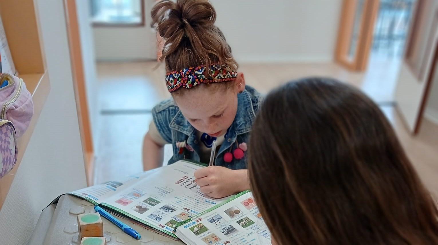 Leerlingen van Basisschool Sint Tarcisius in Heerlen zijn aan het studeren. Leerlingen van Basisschool Sint Tarcisius in Heerlen zijn aan het studeren.