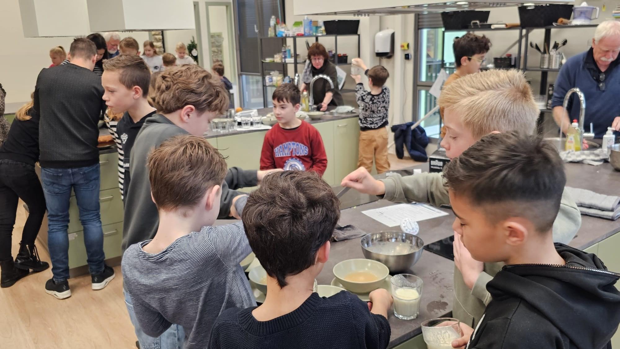 Leerlingen van Basisschool Sint Tarcisius in Heerlen zijn actief in de keuken bezig met een kookactiviteit. Leerlingen van Basisschool Sint Tarcisius in Heerlen zijn actief in de keuken bezig met een kookactiviteit.