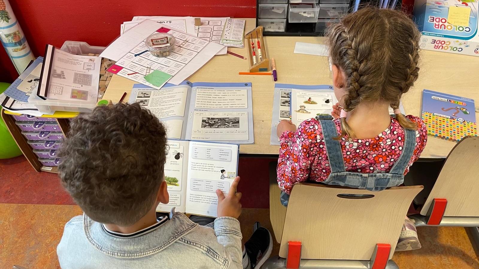 Leerlingen van Basisschool St Dionysius in Schinnen die samen in een boek lezen. Leerlingen van Basisschool St Dionysius in Schinnen die samen in een boek lezen.