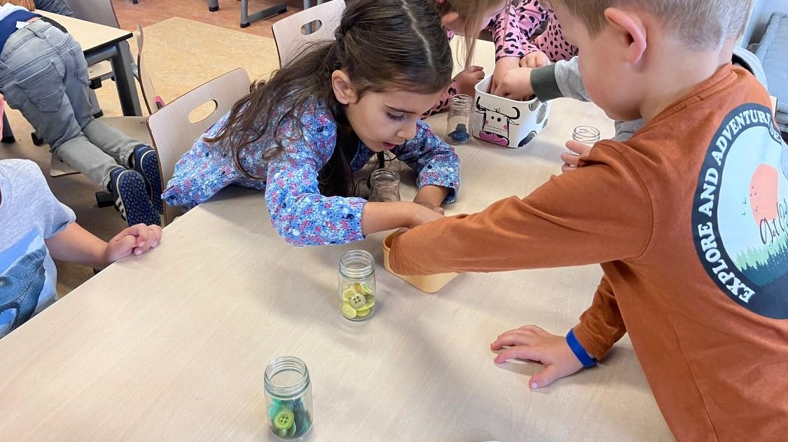 Leerlingen van Basisschool St Dionysius in Schinnen zijn bezig met een creatieve activiteit aan de tafel. Leerlingen van Basisschool St Dionysius in Schinnen zijn bezig met een creatieve activiteit aan de tafel.