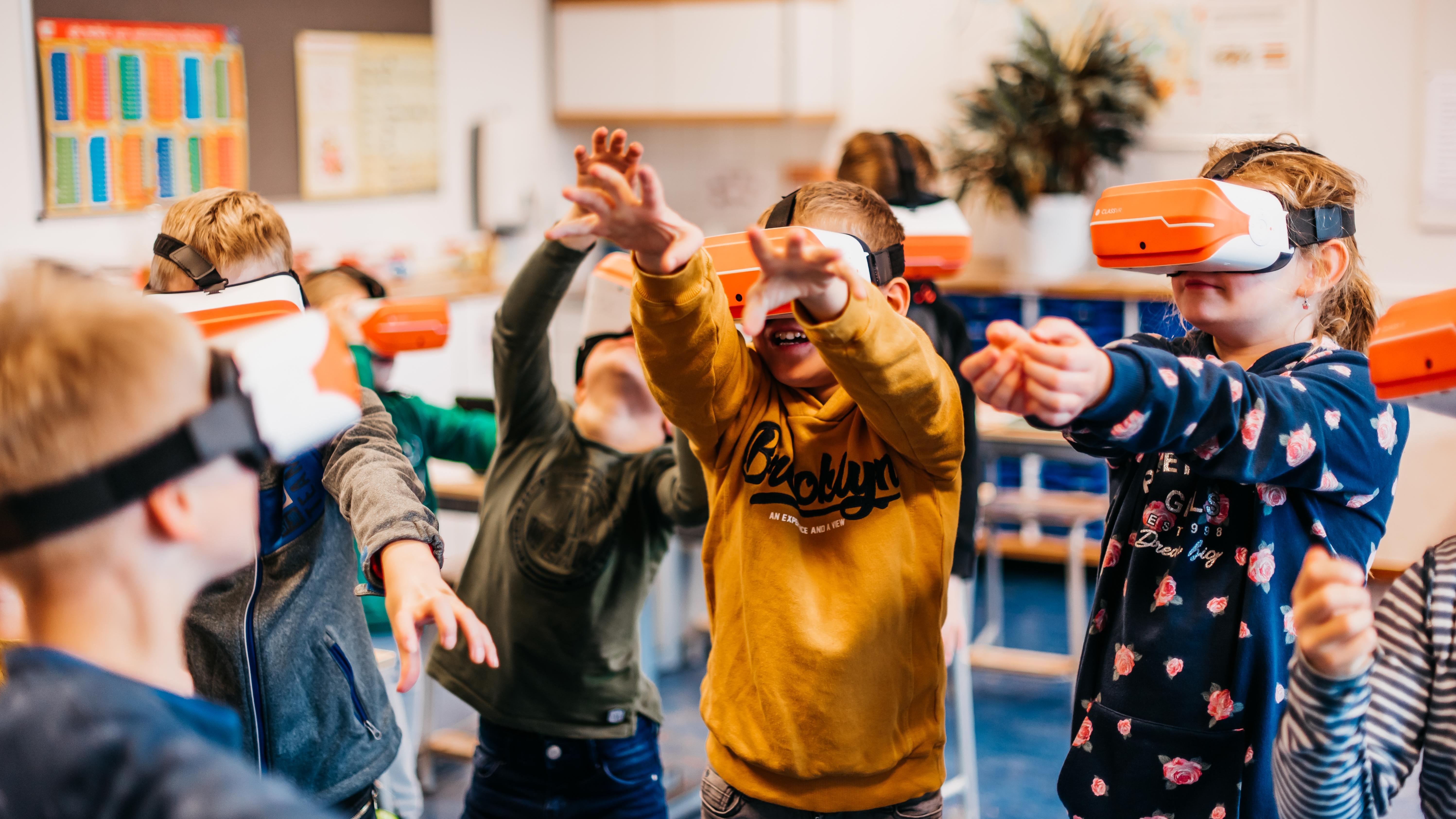 Leerlingen van Basisschool Stokkum in Markelo genieten van een interactieve les met virtual reality-brillen. Leerlingen van Basisschool Stokkum in Markelo genieten van een interactieve les met virtual reality-brillen.