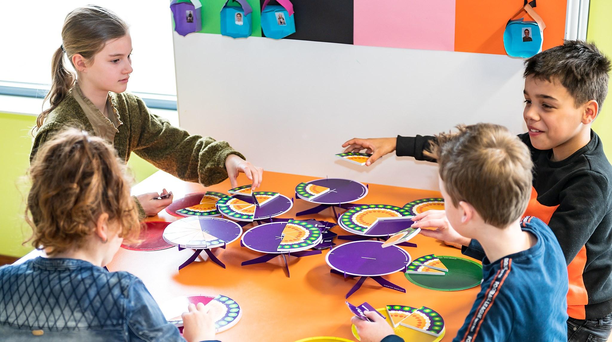 Leerlingen van Basisschool Swartbroek in Weert zijn actief bezig met educatieve activiteiten aan tafel. Leerlingen van Basisschool Swartbroek in Weert zijn actief bezig met educatieve activiteiten aan tafel.