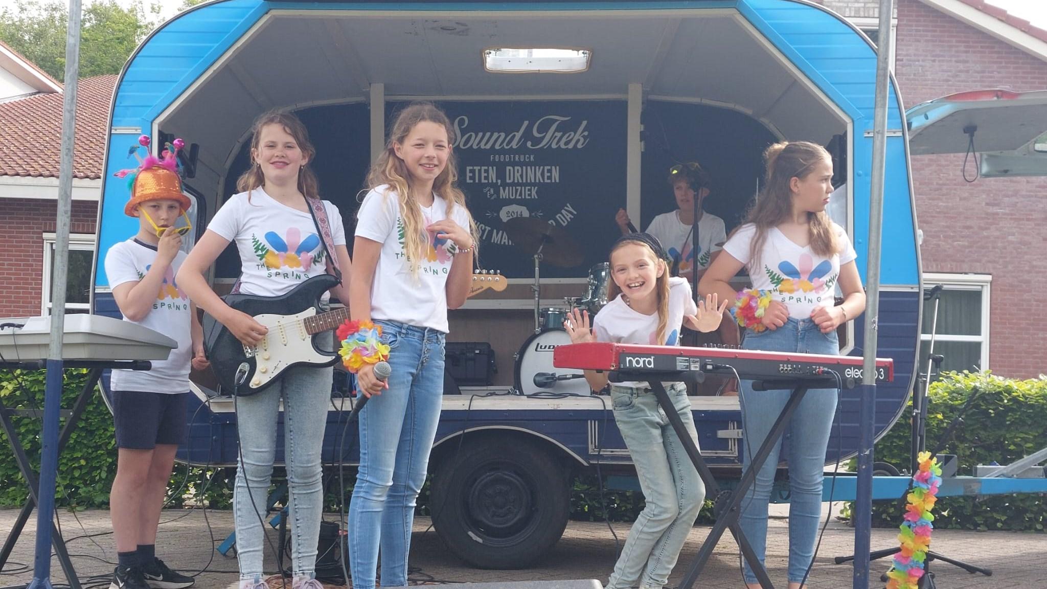 Leerlingen van Basisschool 't Holtpad in Nijeholtpade treden op tijdens een schoolactiviteit met muziek en vrolijke kleding. Leerlingen van Basisschool 't Holtpad in Nijeholtpade treden op tijdens een schoolactiviteit met muziek en vrolijke kleding.