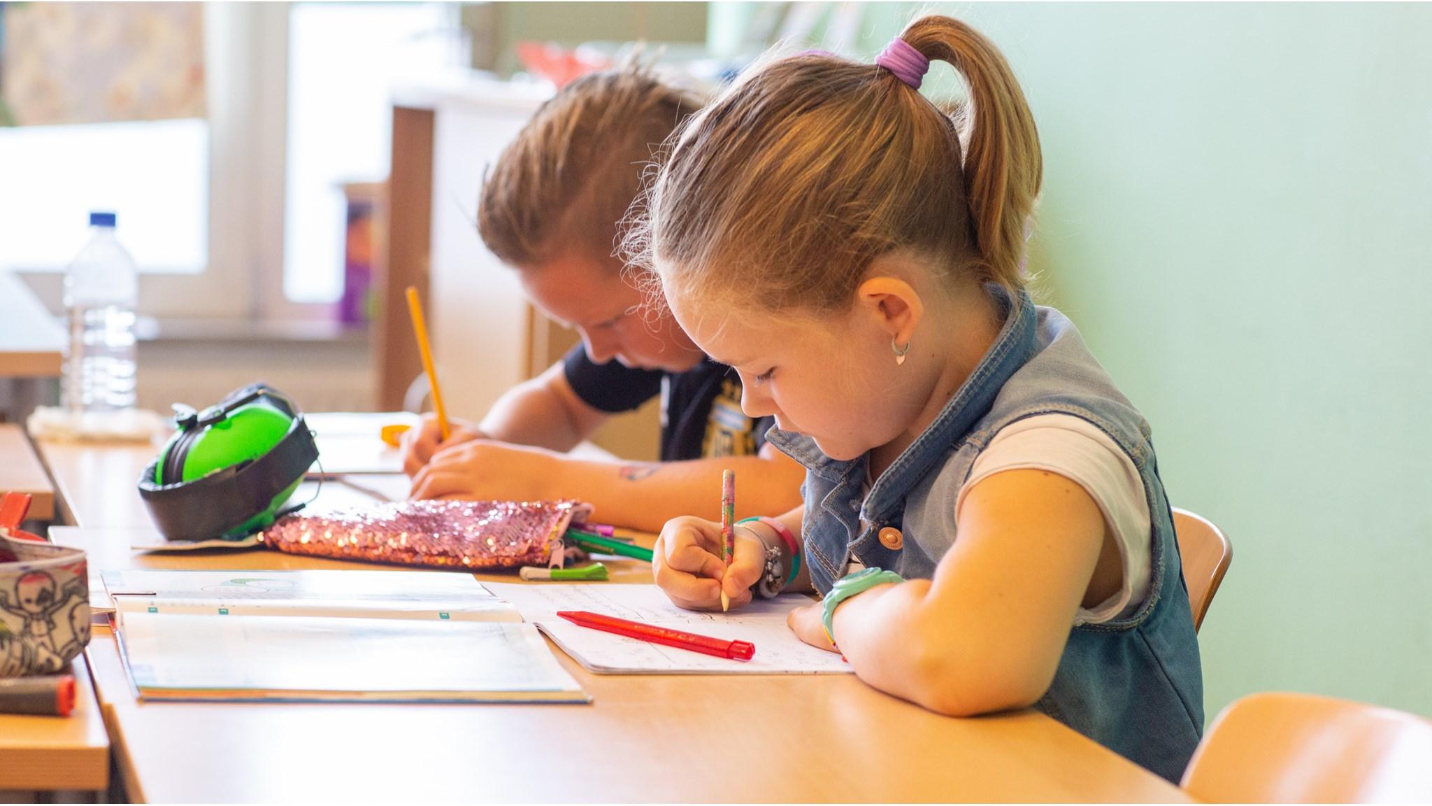 Leerlingen van Basisschool 't Kwekkeveld in Schijndel zijn aan het tekenen tijdens een creatieve les.
