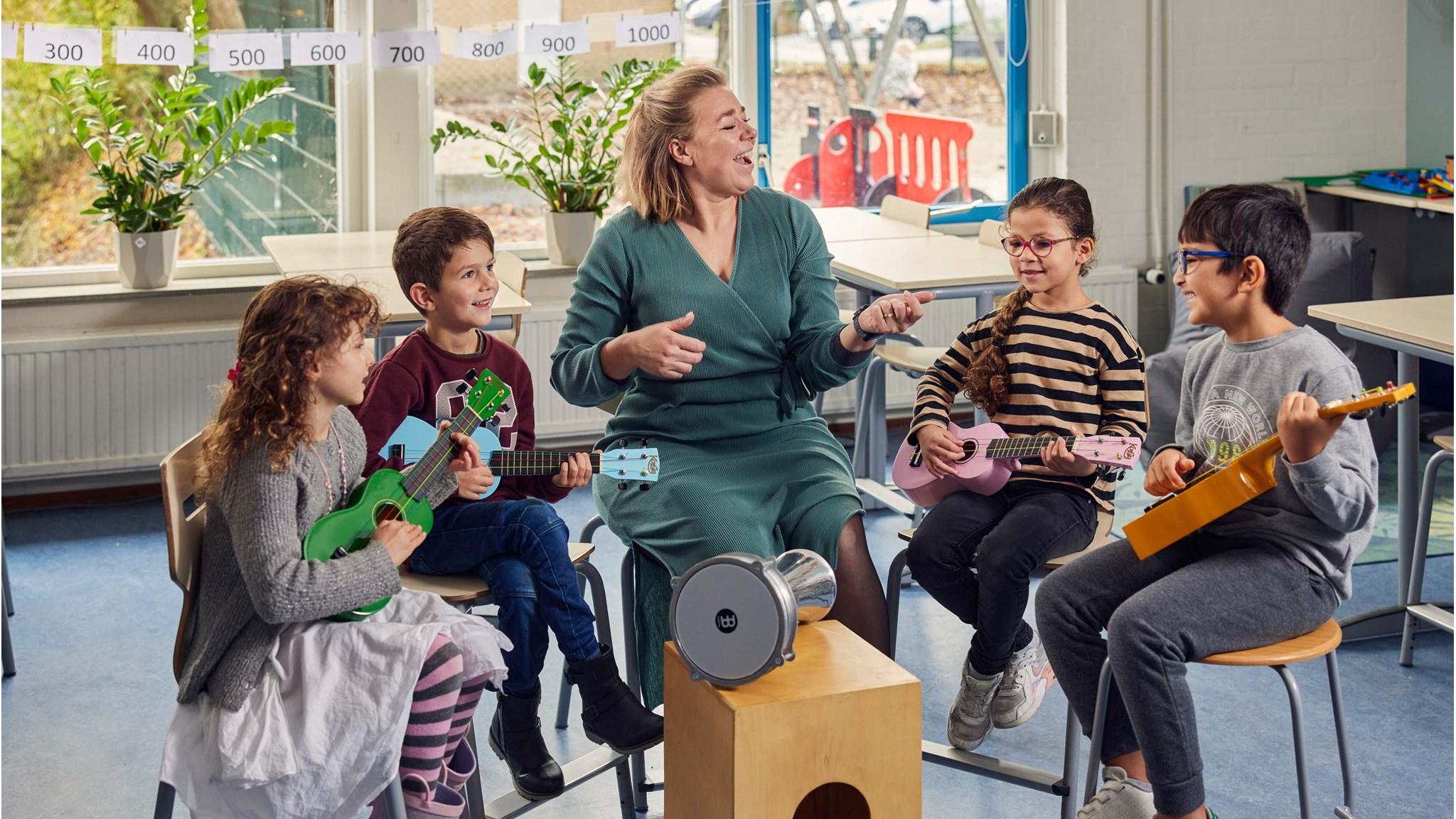 Leerlingen van Basisschool 't Palet in Gouda oefenen samen muziek in de klas. Leerlingen van Basisschool 't Palet in Gouda oefenen samen muziek in de klas.