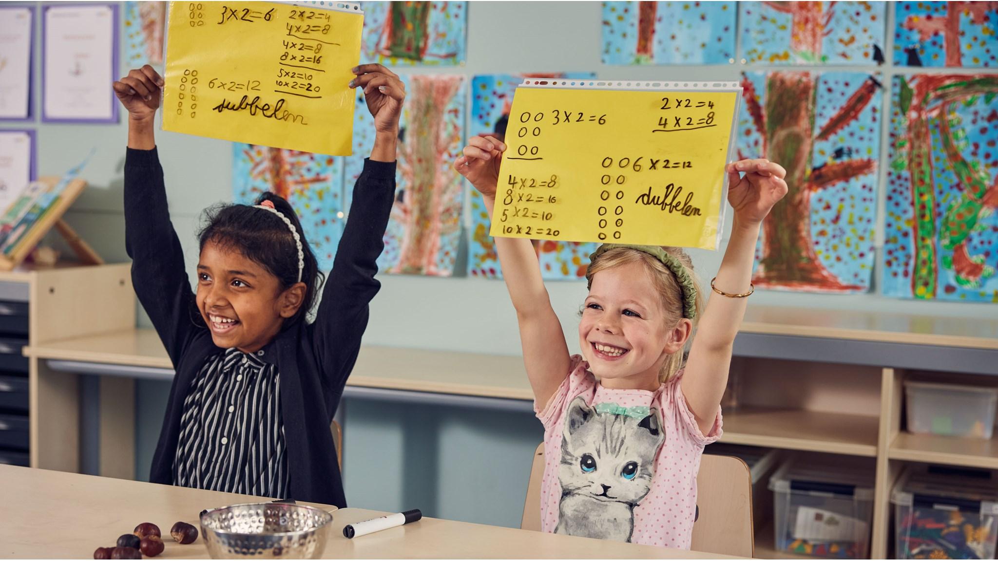 Leerlingen van Basisschool 't Palet' in Gouda vieren hun successen met schoolwerk in de klas. Leerlingen van Basisschool 't Palet' in Gouda vieren hun successen met schoolwerk in de klas.