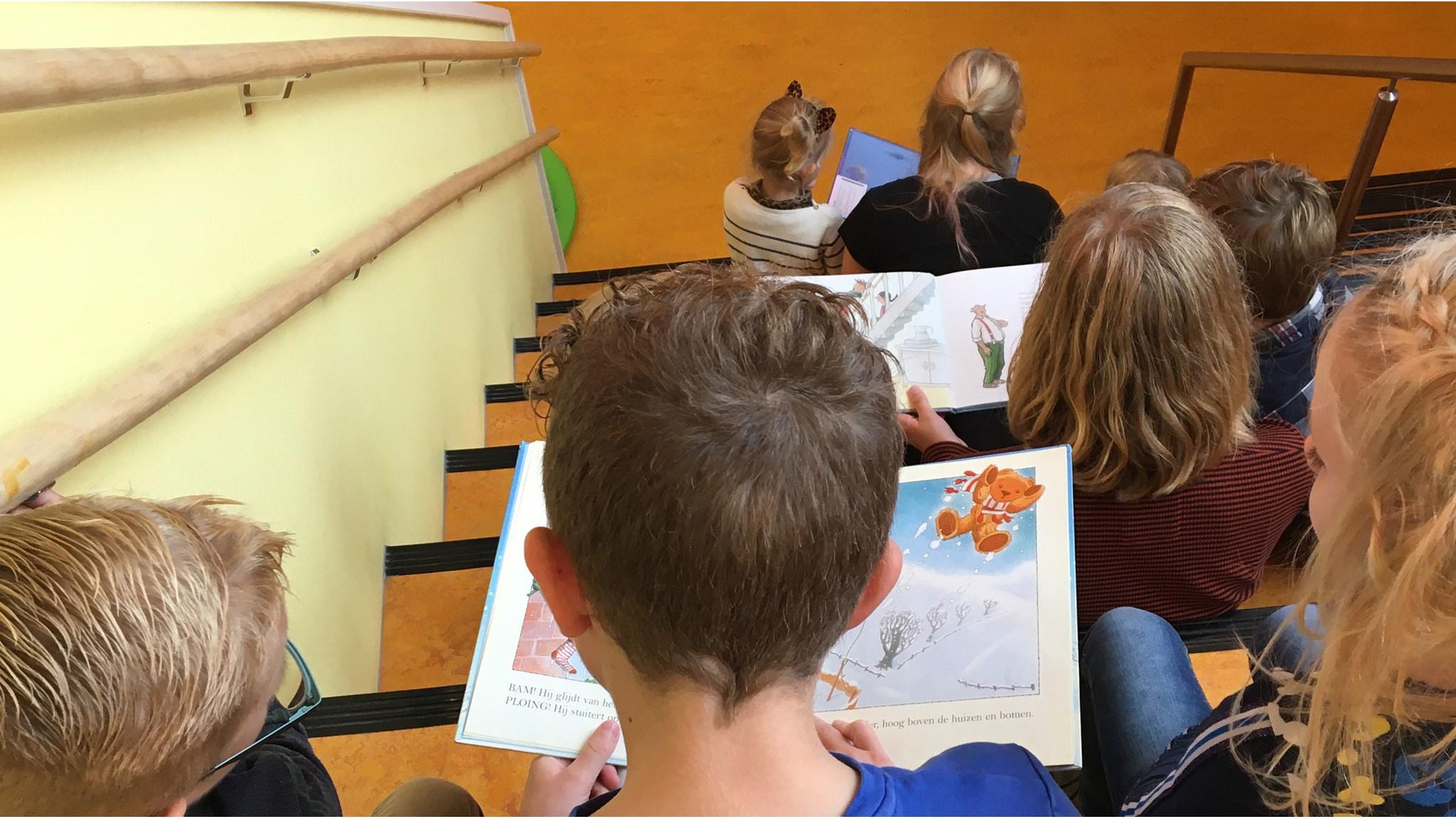 Leerlingen van Basisschool Tuindorp in Wolvega lezen samen op de trap. Leerlingen van Basisschool Tuindorp in Wolvega lezen samen op de trap.