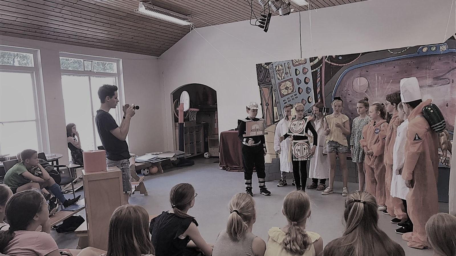 Leerlingen van Basisschool Voordeldonk in Asten geven een presentatie in het klaslokaal. Leerlingen van Basisschool Voordeldonk in Asten geven een presentatie in het klaslokaal.