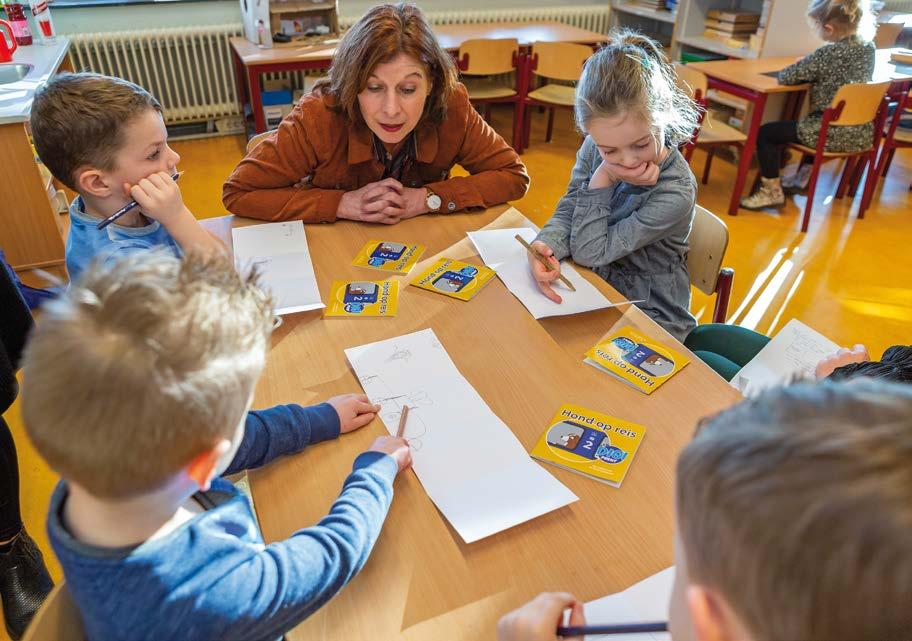 Leerlingen van basisschool Wethouder Van Eupen in Eindhoven werken samen aan creatieve opdrachten. Leerlingen van basisschool Wethouder Van Eupen in Eindhoven werken samen aan creatieve opdrachten.
