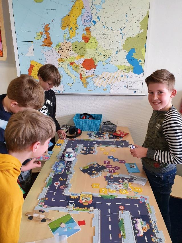 Leerlingen van Basisschool Wilhelmina in Rijssen zijn bezig met een educatief spel in de klas. Leerlingen van Basisschool Wilhelmina in Rijssen zijn bezig met een educatief spel in de klas.