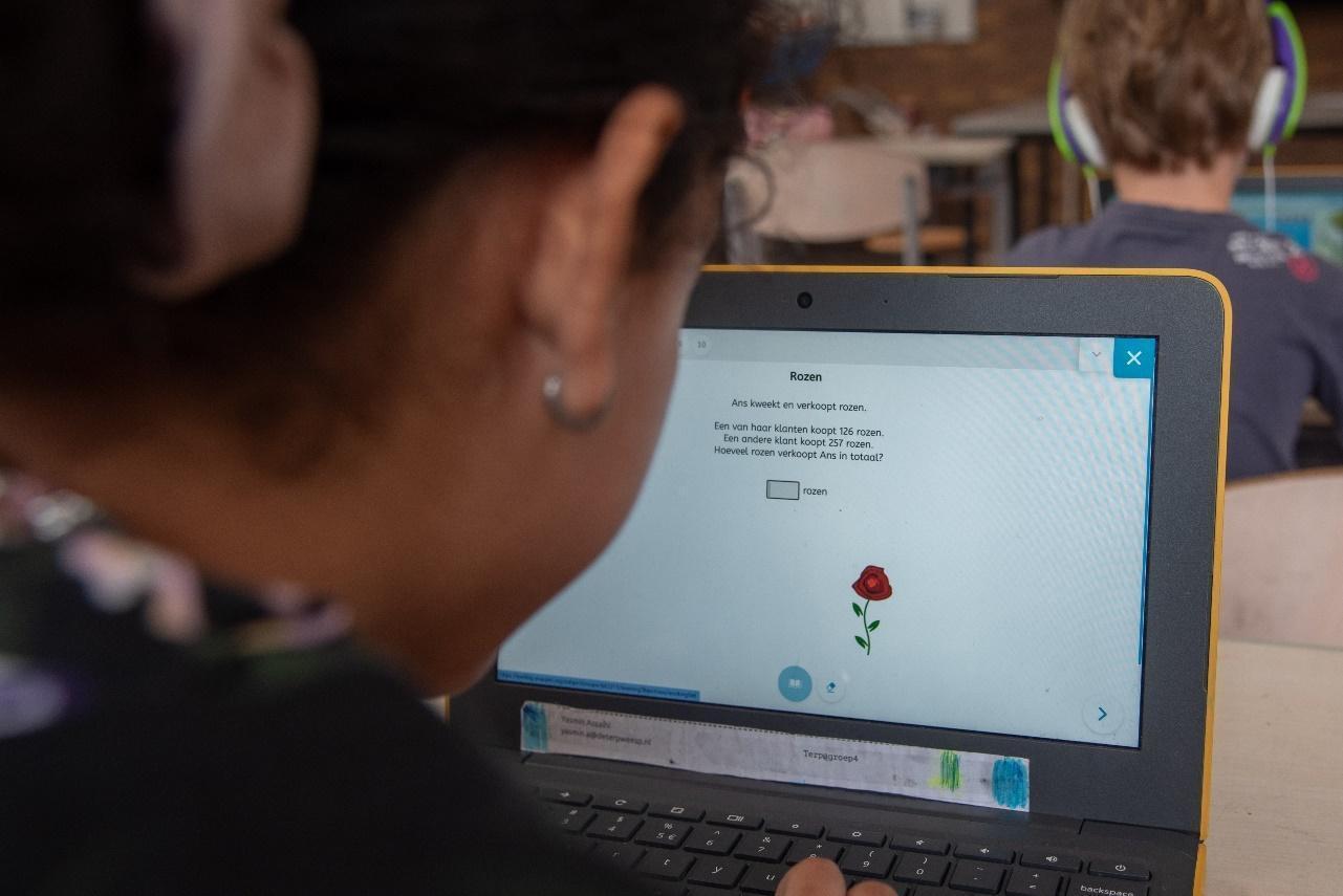 Leerlingen van Basisschool Wisperweide in Weesp werken aan een les over rozen op hun laptop. Leerlingen van Basisschool Wisperweide in Weesp werken aan een les over rozen op hun laptop.