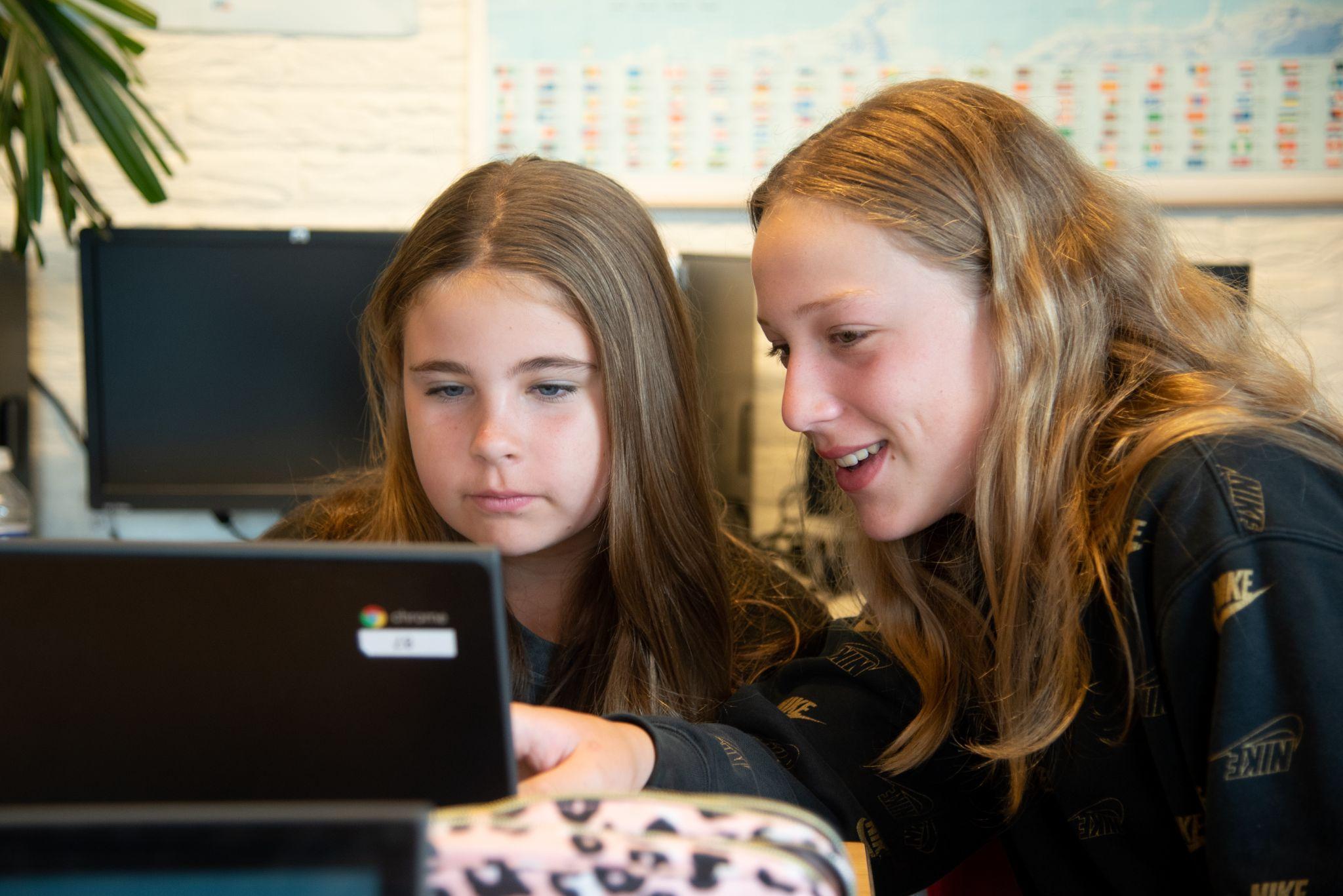 Leerlingen van Basisschool Wisperweide in Weesp werken samen aan een laptop. Leerlingen van Basisschool Wisperweide in Weesp werken samen aan een laptop.