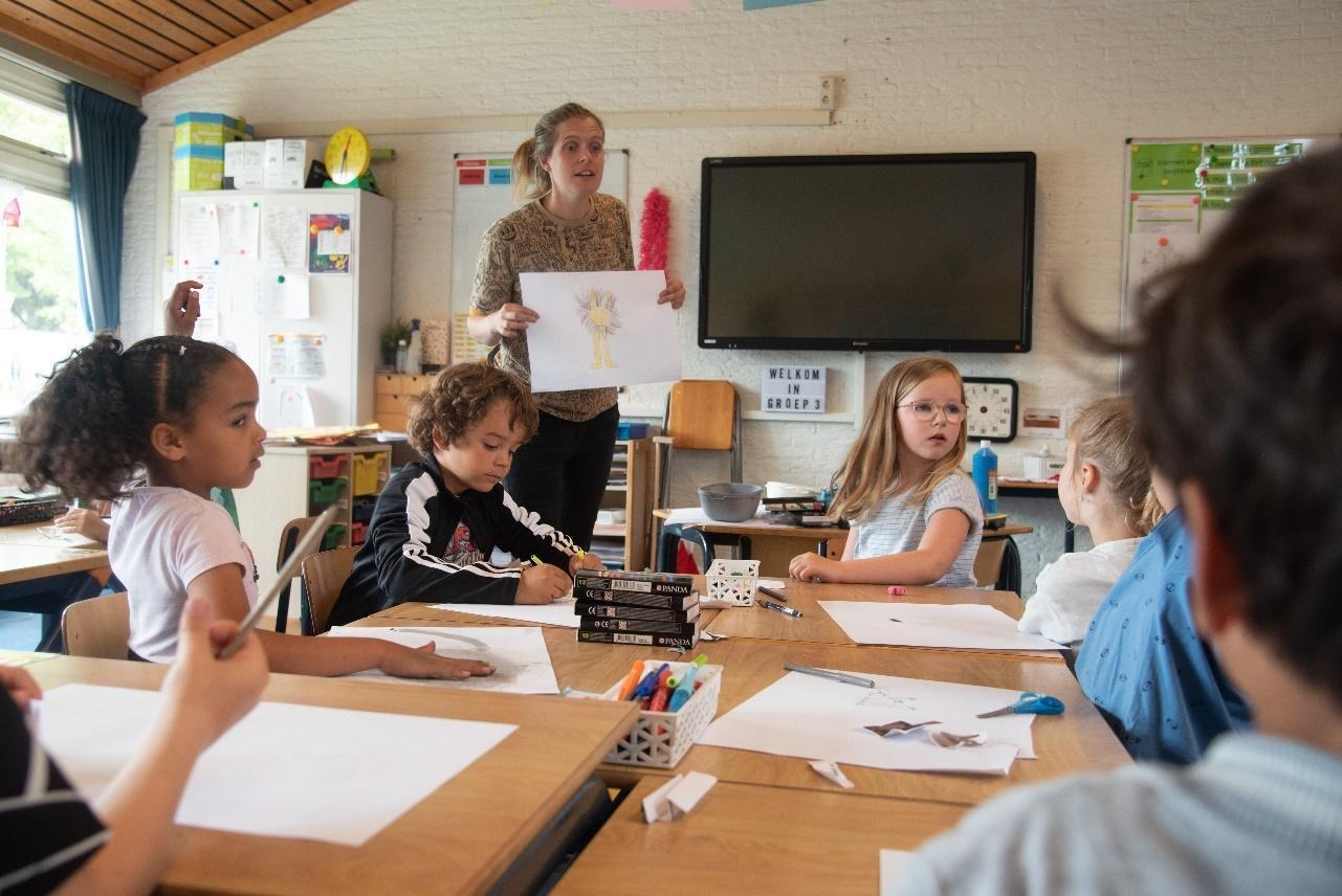 Leerlingen van Basisschool Wisperweide in Weesp zijn bezig met een creatieve les in de klas. Leerlingen van Basisschool Wisperweide in Weesp zijn bezig met een creatieve les in de klas.