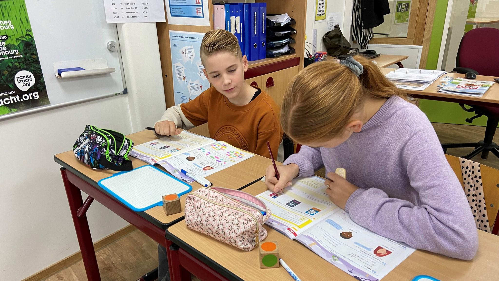 Leerlingen van Basisschool Witheim in Mechelen zijn bezig met hun schoolwerk in de klas. Leerlingen van Basisschool Witheim in Mechelen zijn bezig met hun schoolwerk in de klas.