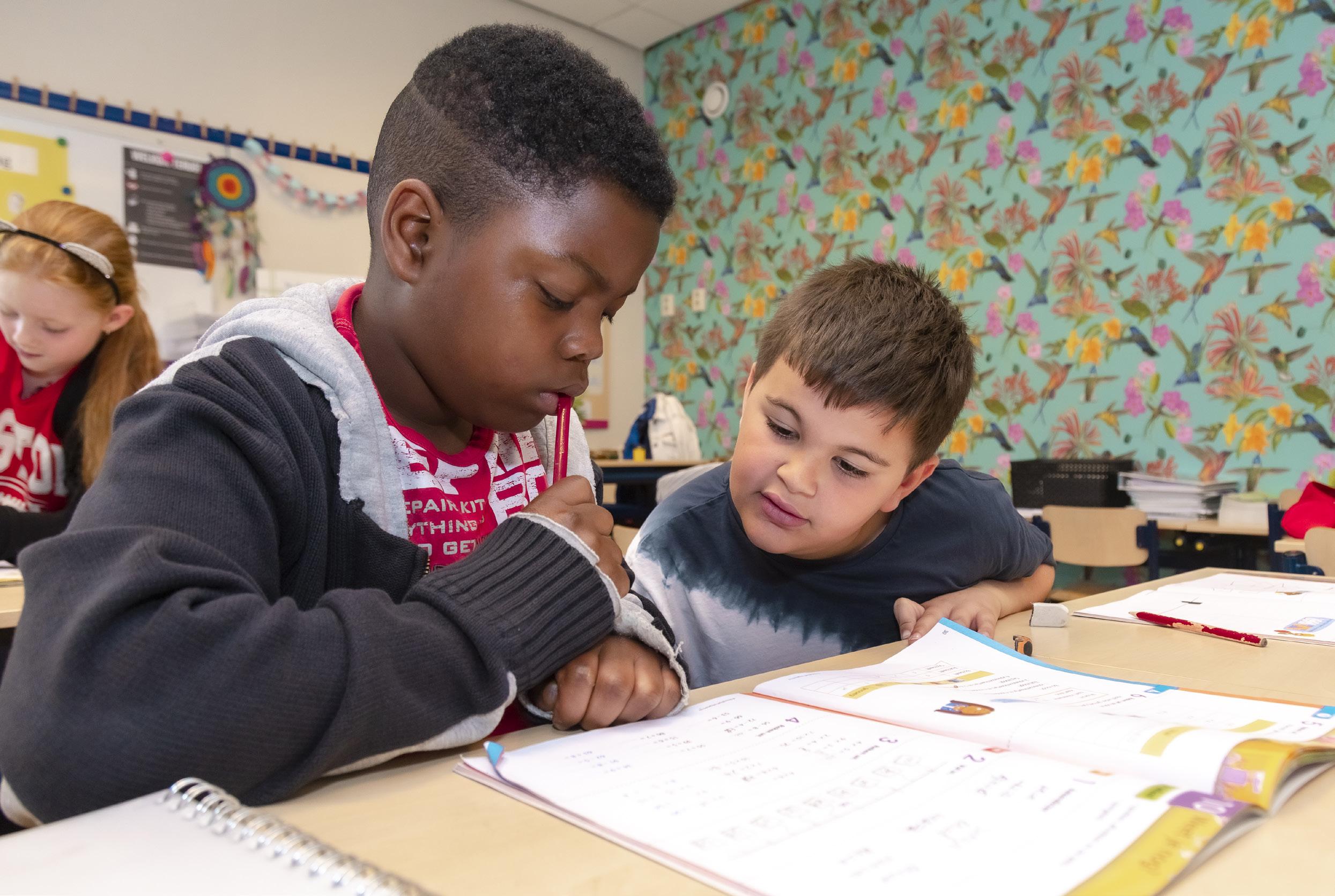 Leerlingen van Beatrixschool, locatie Zuilenstein in Nieuwegein zijn actief bezig met samenwerken aan hun schoolwerk. Leerlingen van Beatrixschool, locatie Zuilenstein in Nieuwegein zijn actief bezig met samenwerken aan hun schoolwerk.