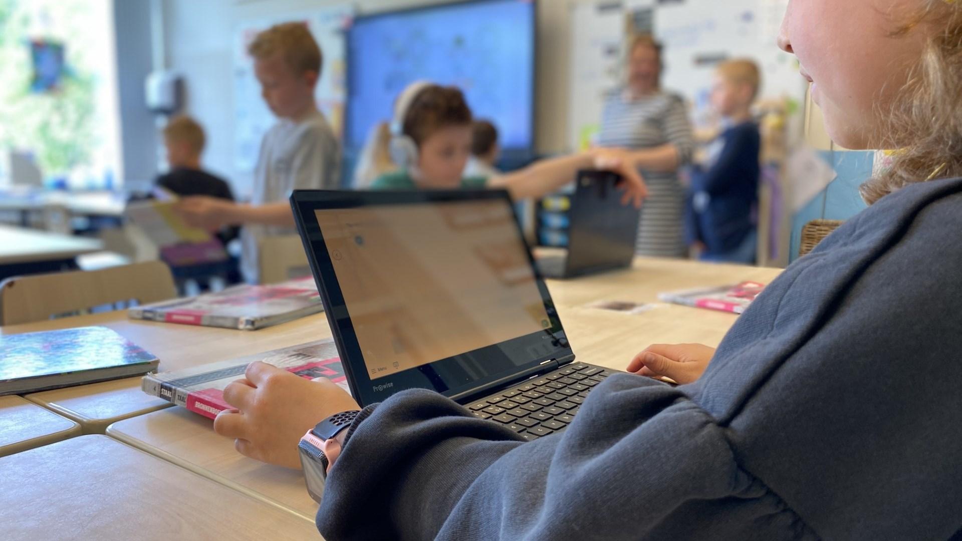 Leerlingen van Bs Stefanus in Wijnandsrade gebruiken technologie in de klas. Leerlingen van Bs Stefanus in Wijnandsrade gebruiken technologie in de klas.