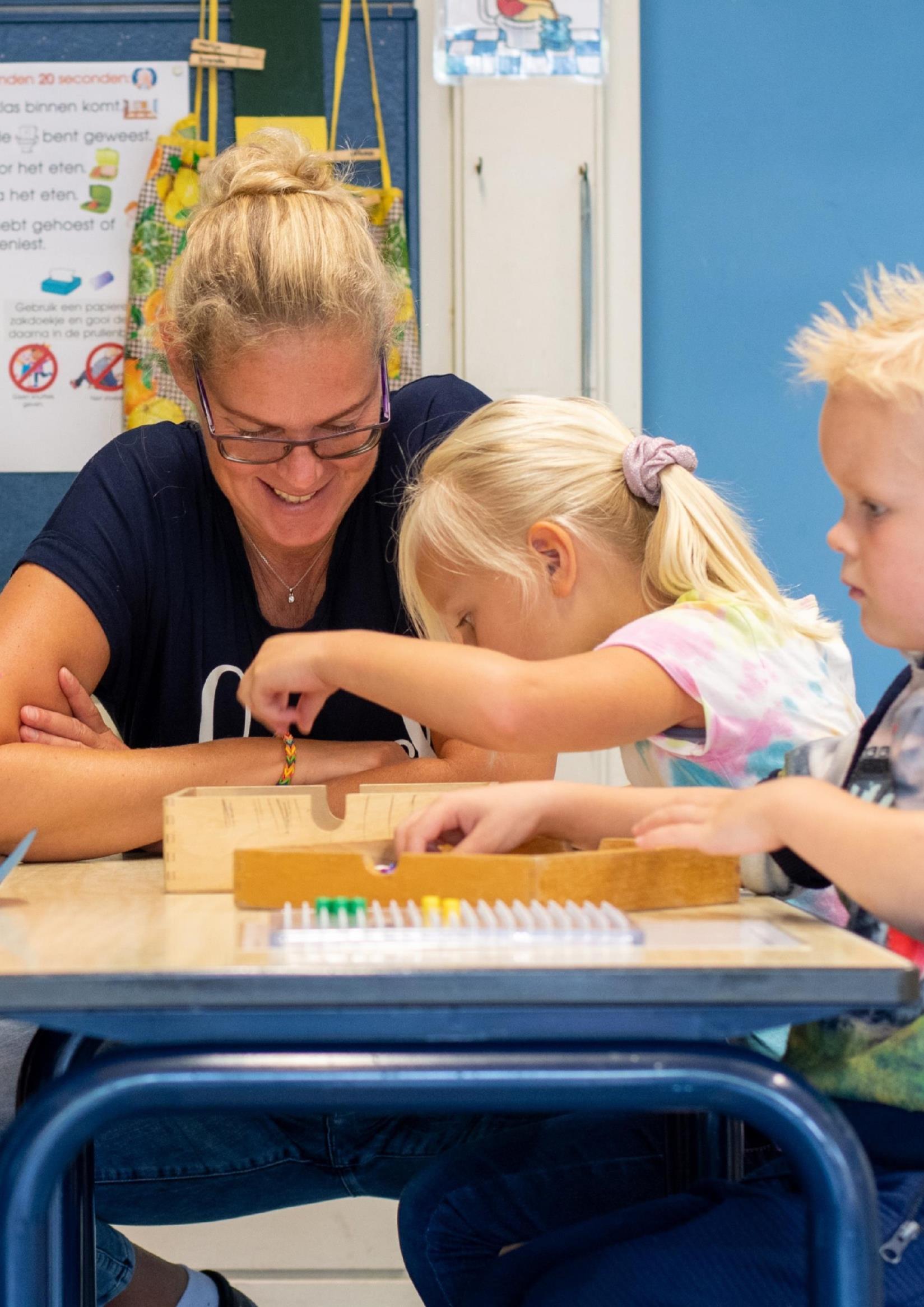 Leerlingen van CBS De Adelaar in Wolvega zijn actief bezig met knutselen onder begeleiding van een docente. Leerlingen van CBS De Adelaar in Wolvega zijn actief bezig met knutselen onder begeleiding van een docente.