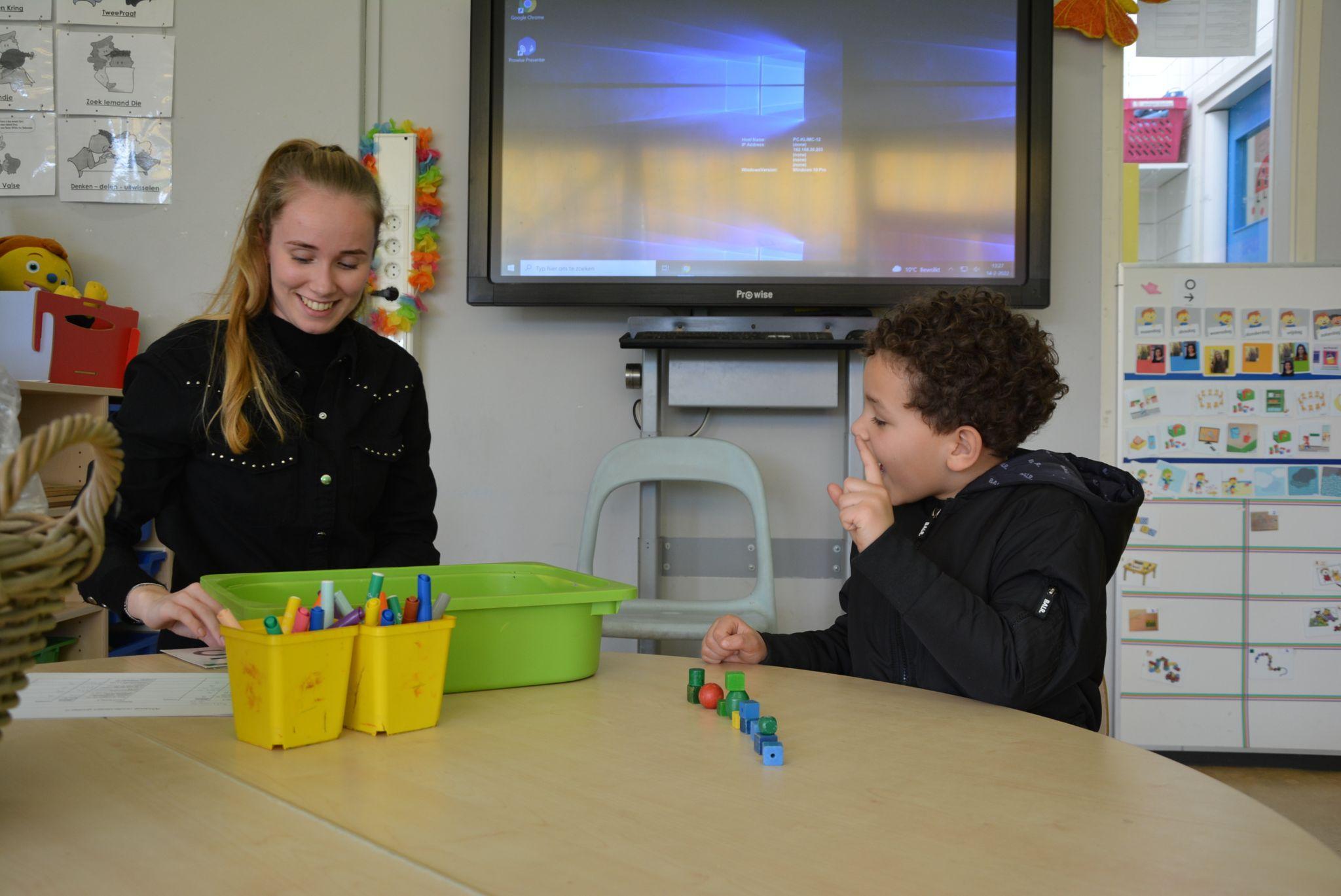 Leerlingen van CBS De Klimop in Ridderkerk zijn actief bezig met leren en spelen aan een les tafel. Leerlingen van CBS De Klimop in Ridderkerk zijn actief bezig met leren en spelen aan een les tafel.